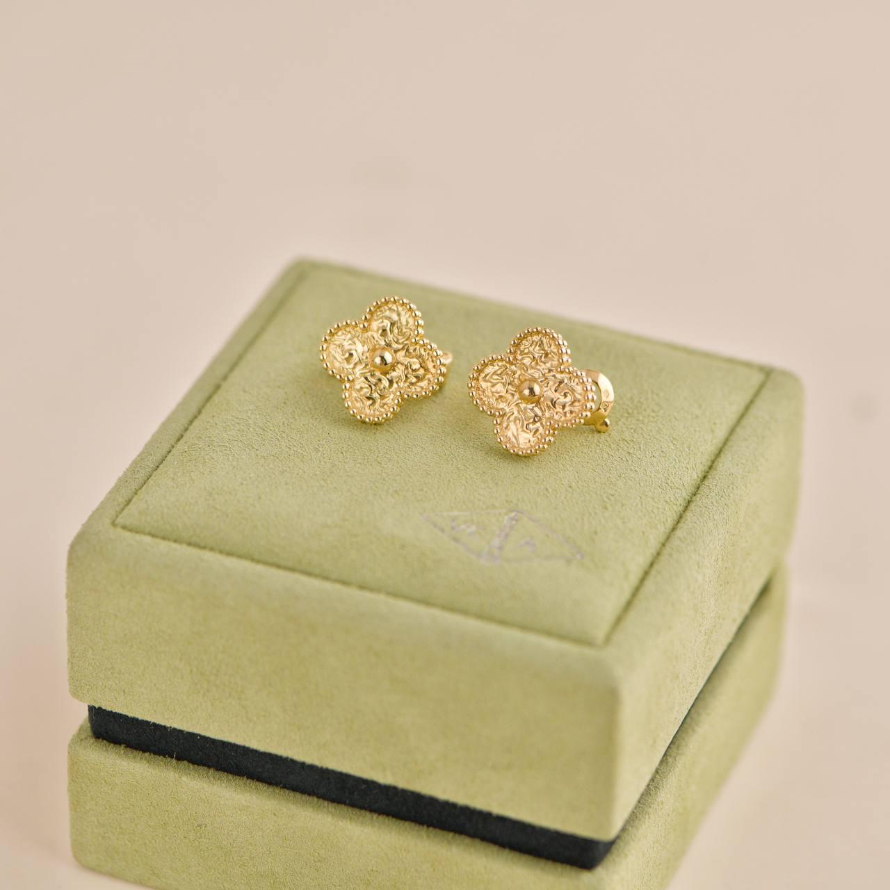 Van Cleef & Arpels Vintage Alhambra Ohrringe aus gehämmertem 18K Gelbgold für Damen oder Herren
