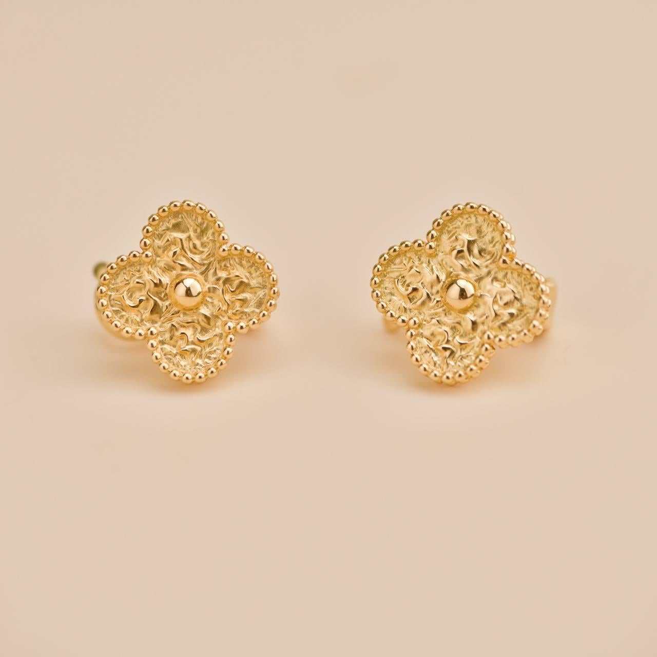 Van Cleef & Arpels Vintage Alhambra Ohrringe aus gehämmertem 18K Gelbgold für Damen oder Herren im Angebot