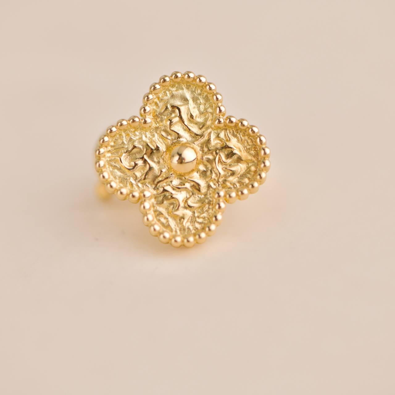 Van Cleef & Arpels Orecchini vintage Alhambra martellato in oro giallo 18 carati in vendita 1