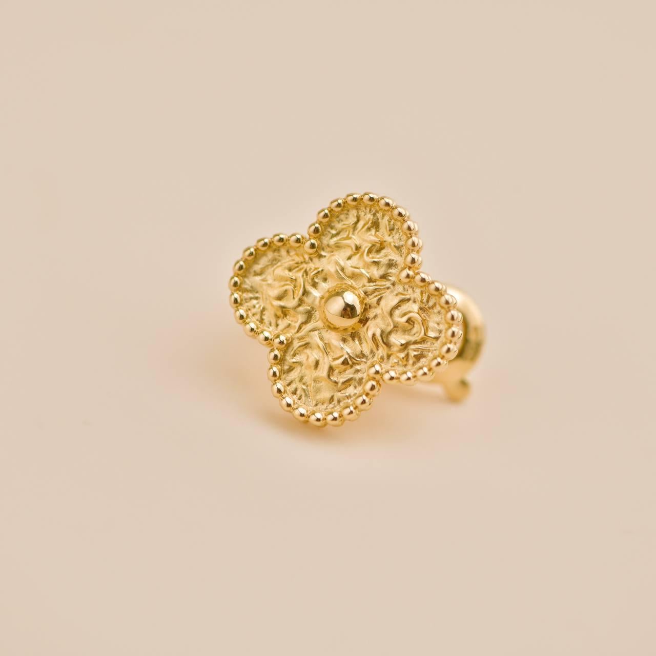 Van Cleef & Arpels Vintage Alhambra Ohrringe aus gehämmertem 18K Gelbgold im Angebot 2