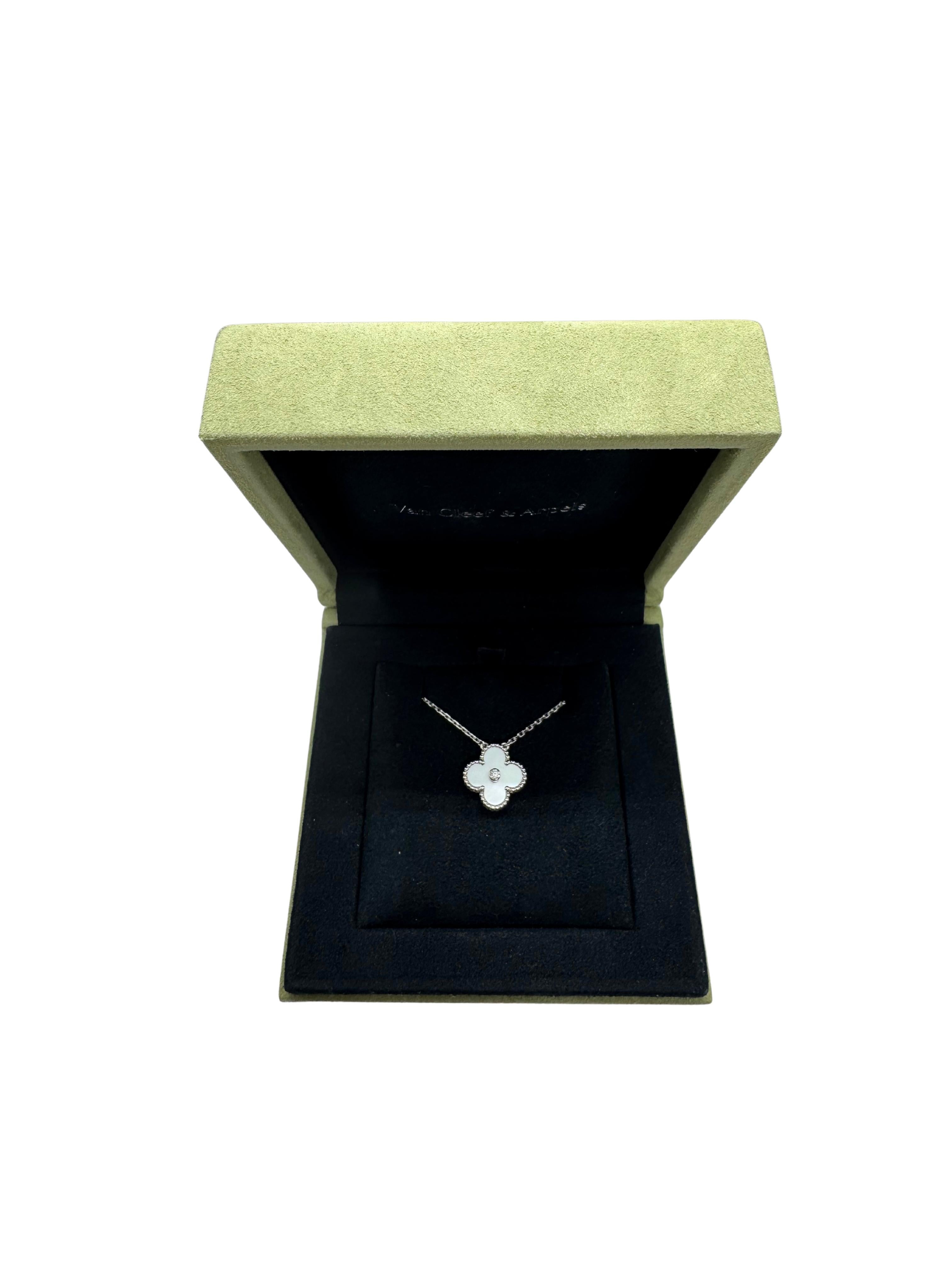 Van Cleef & Arpels Vintage Alhambra Holiday 2009 Perlmutt Weiß Halskette (Cabochon)