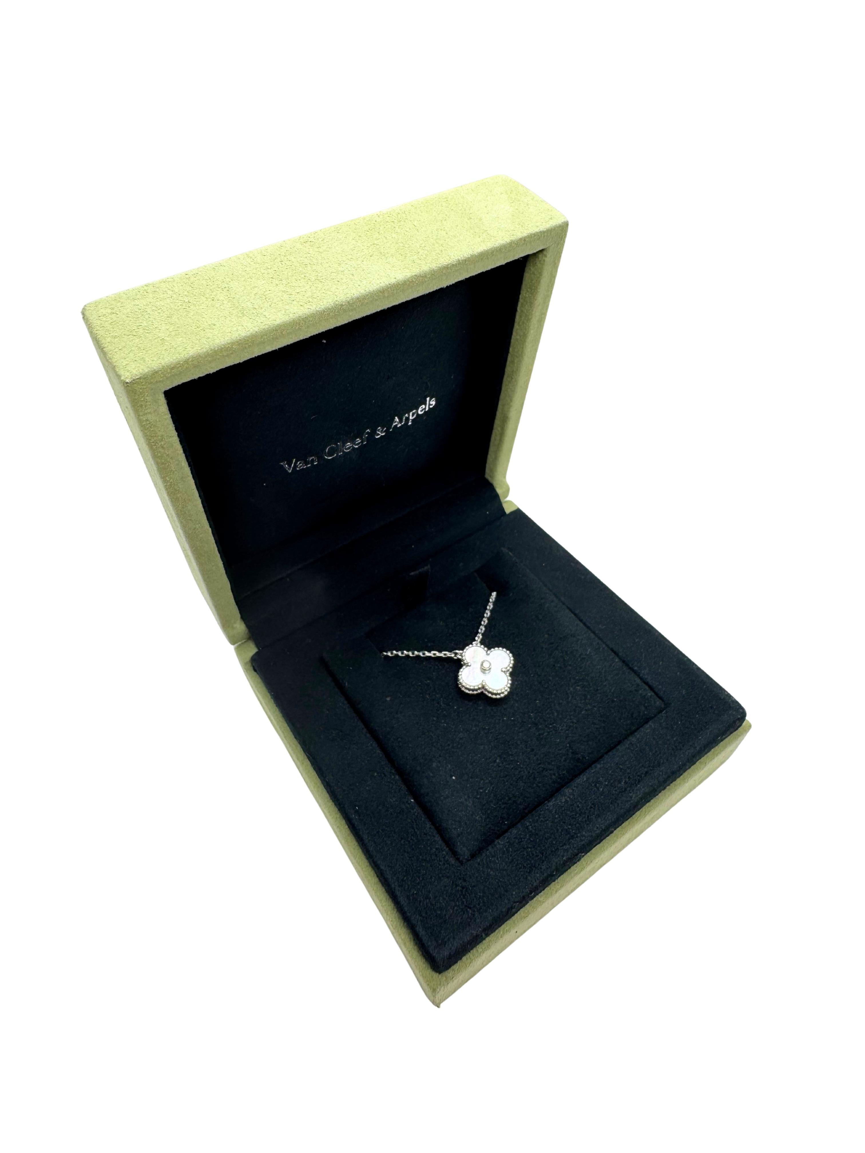 Van Cleef & Arpels Vintage Alhambra Holiday 2009 Perlmutt Weiß Halskette im Zustand „Gut“ in Oakton, VA