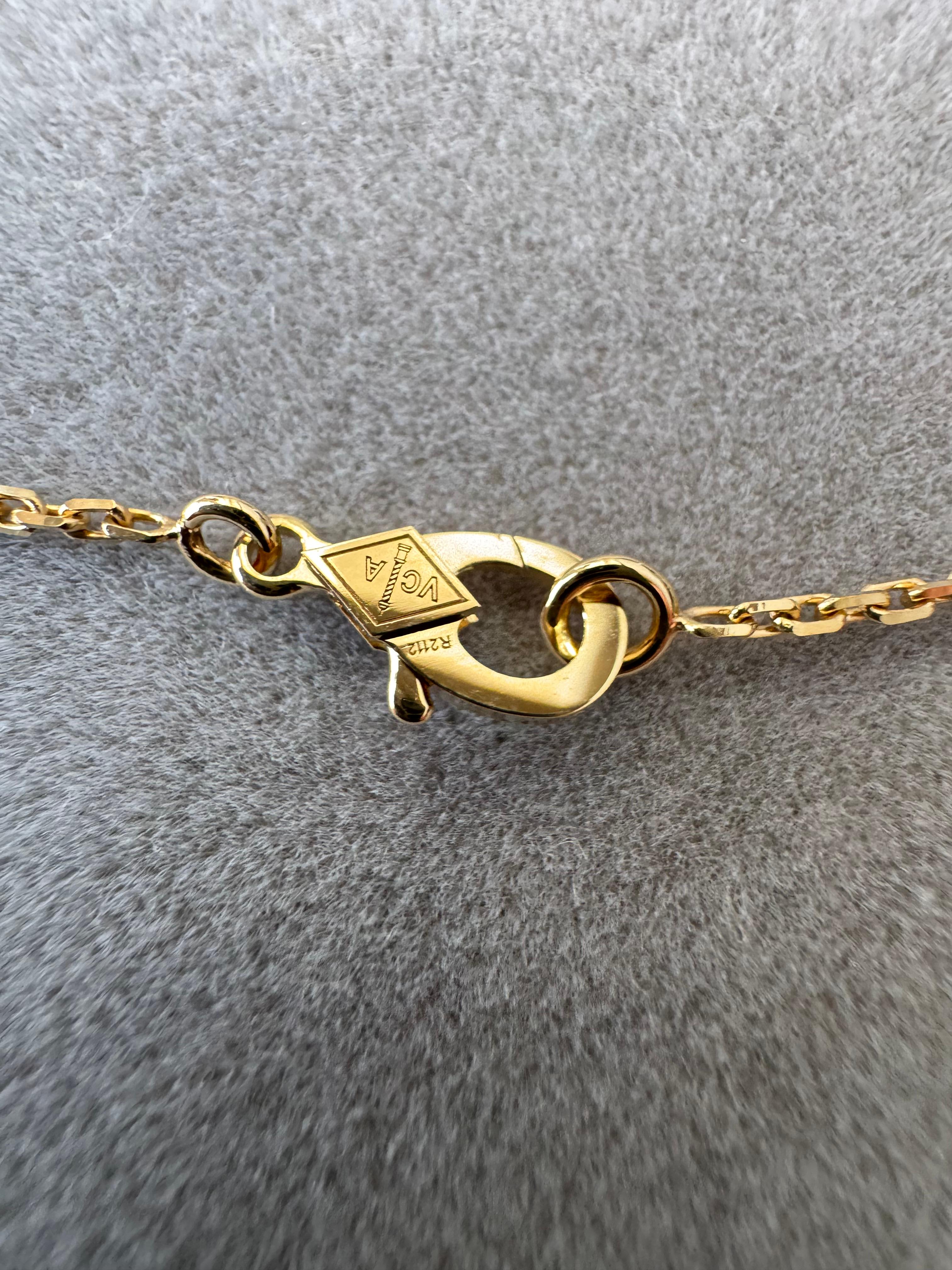 Van Cleef & Arpel Collier pendentif de vacances Alhambra en or et nacre avec diamants 4
