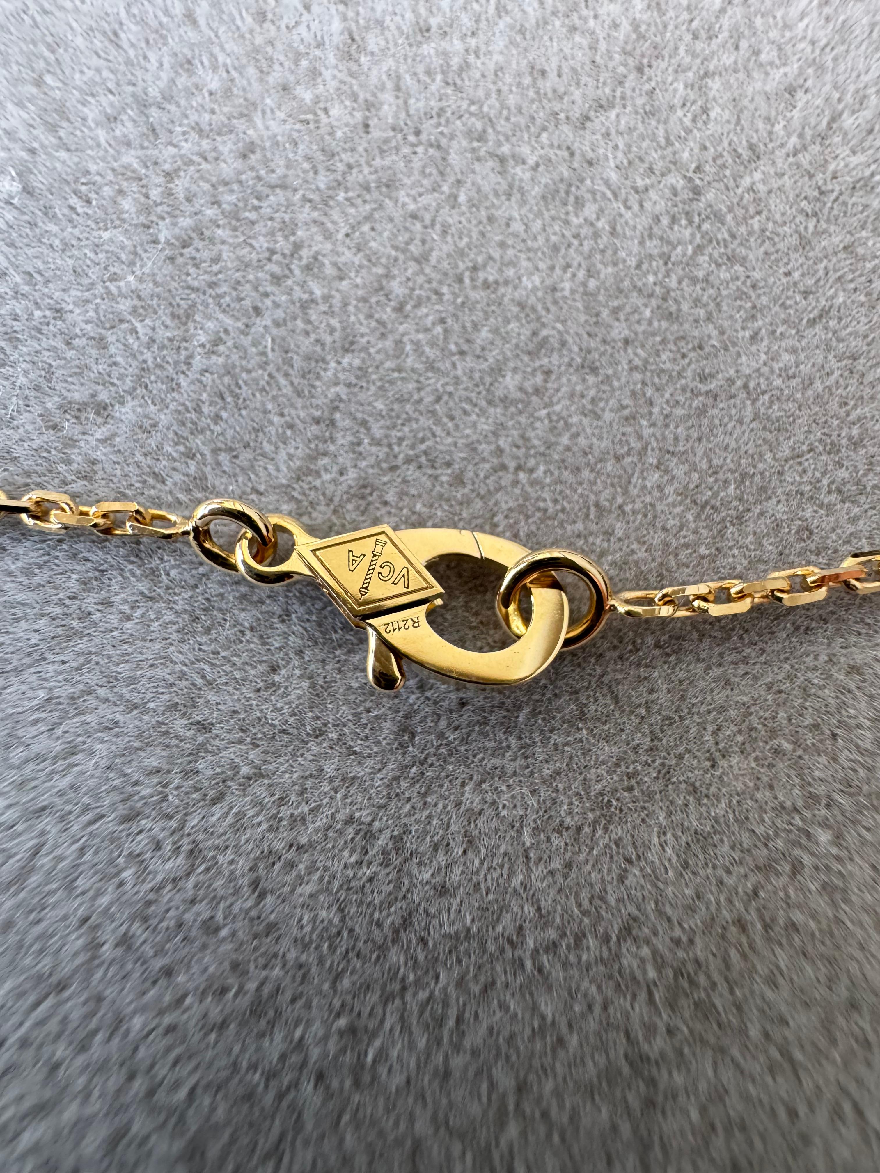 Van Cleef & Arpel Collier pendentif de vacances Alhambra en or et nacre avec diamants 5