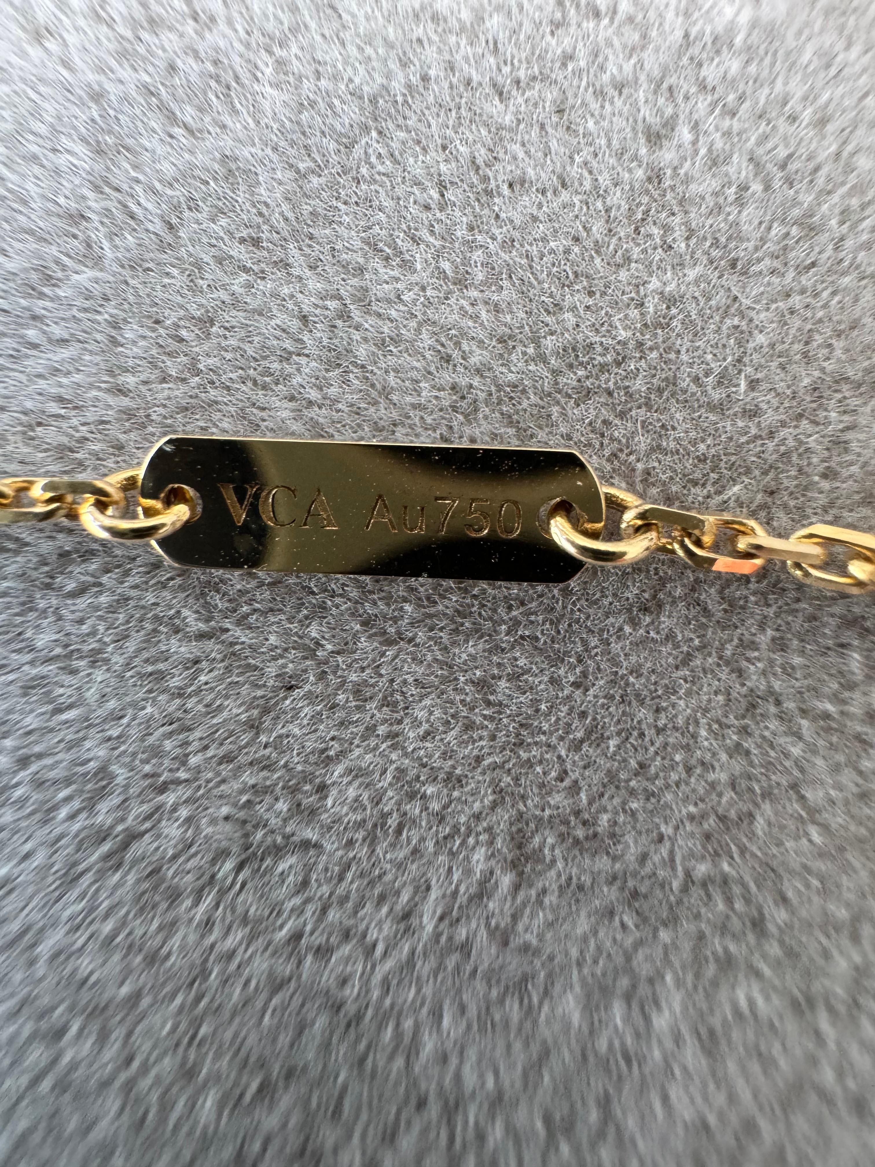 Van Cleef & Arpel Collier pendentif de vacances Alhambra en or et nacre avec diamants 9