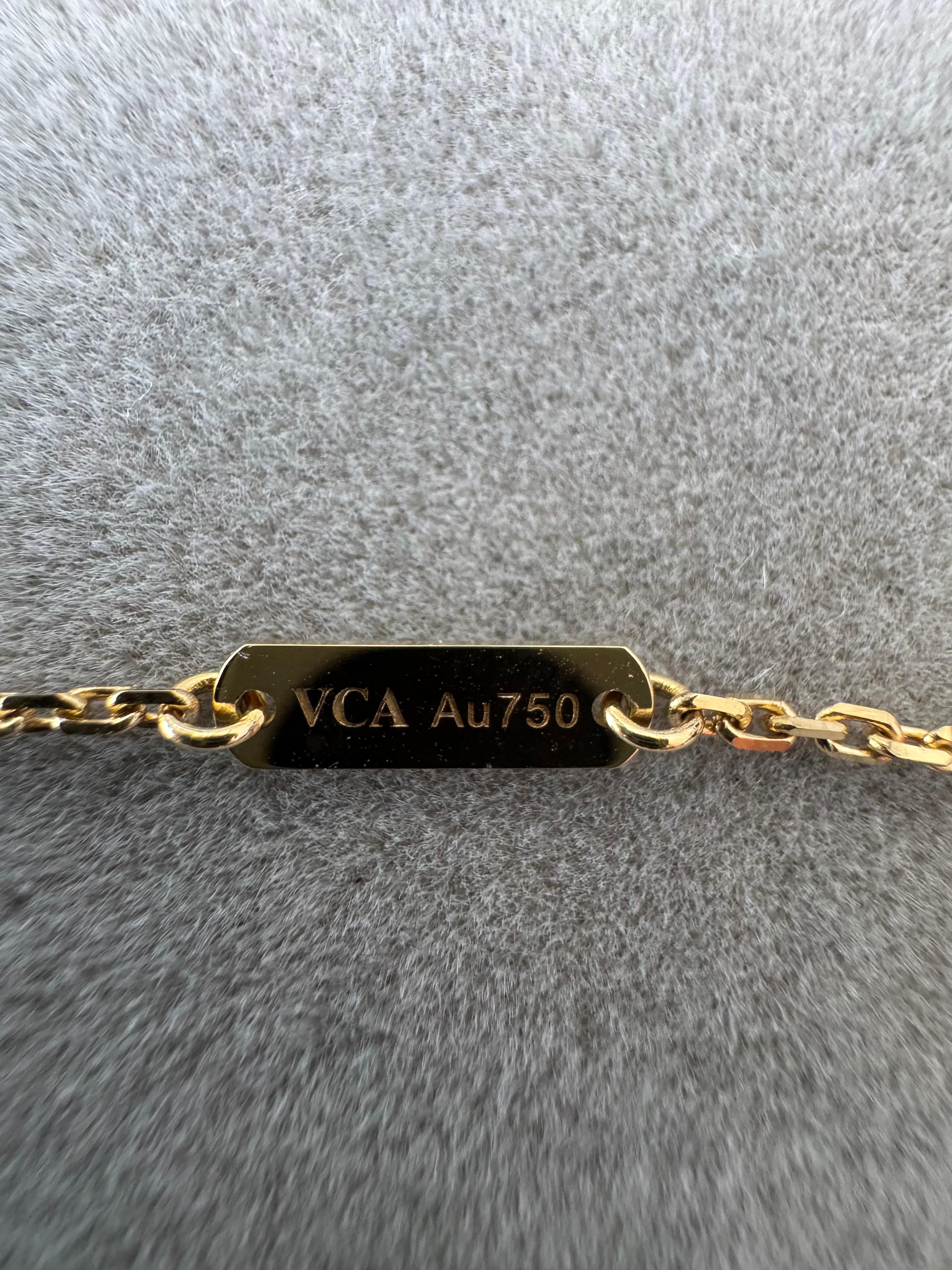 Van Cleef & Arpel Collier pendentif de vacances Alhambra en or et nacre avec diamants 10