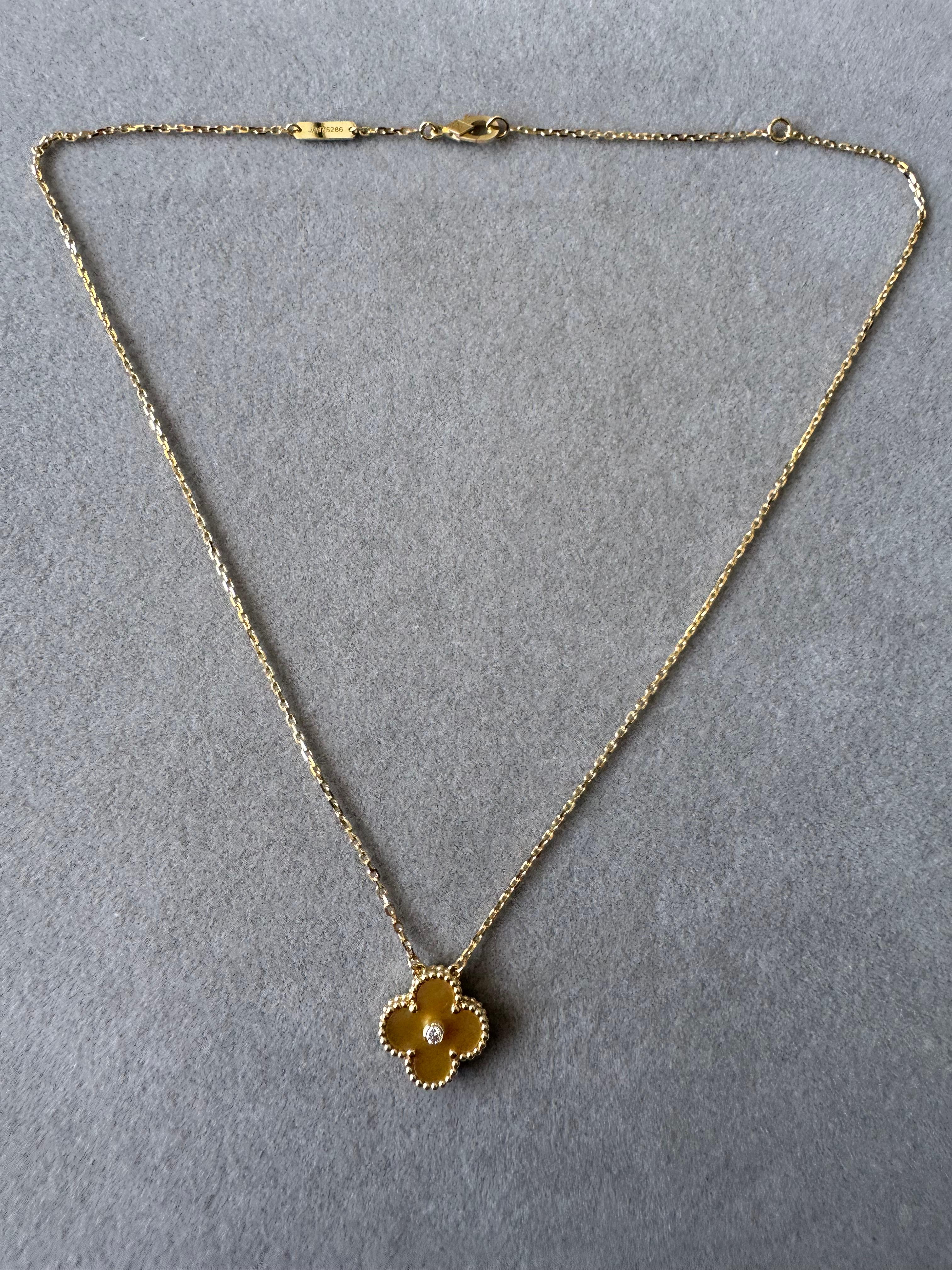 Moderne Van Cleef & Arpel Collier pendentif de vacances Alhambra en or et nacre avec diamants