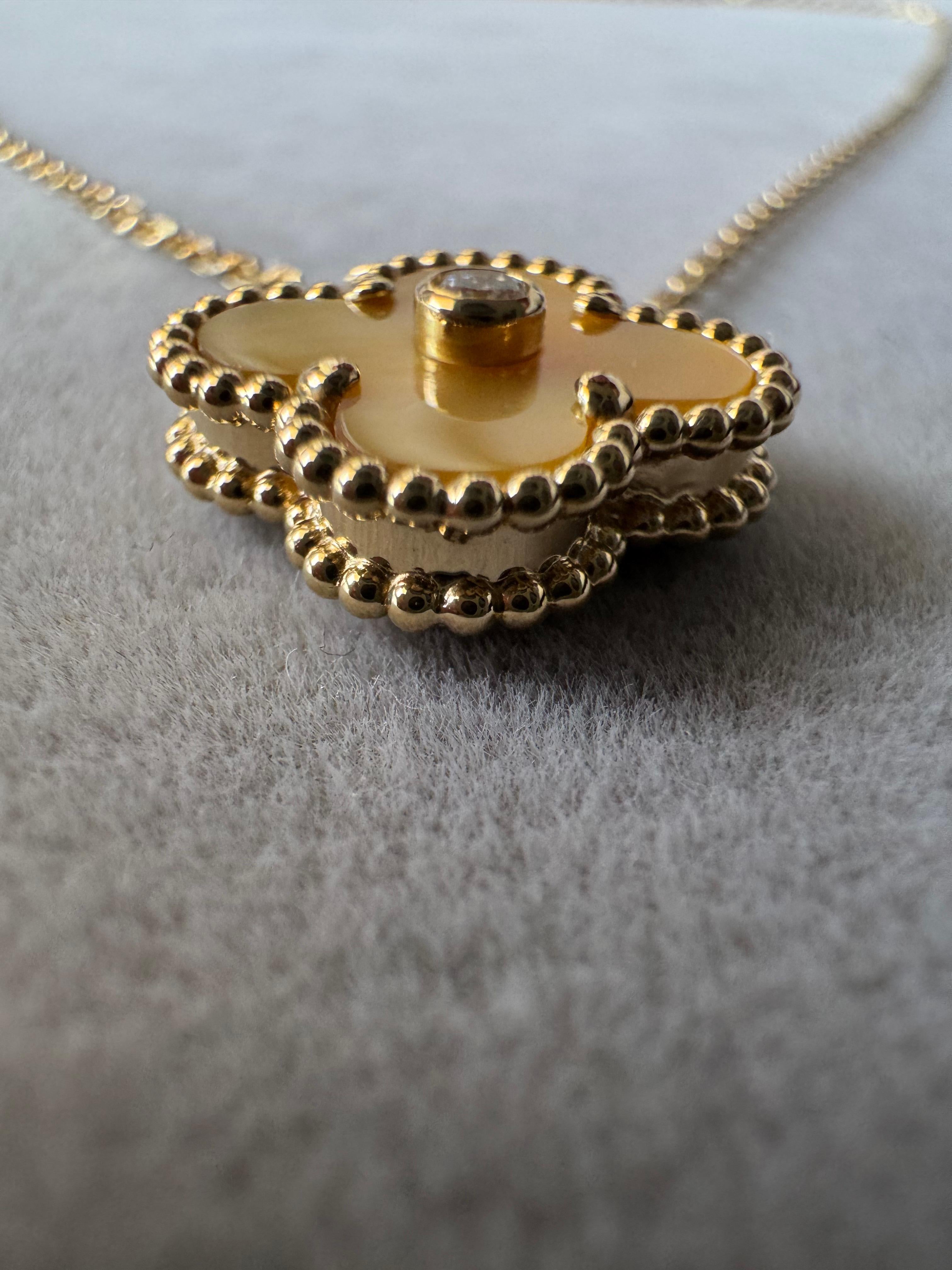 Van Cleef & Arpel Collier pendentif de vacances Alhambra en or et nacre avec diamants Bon état à Fairfax, VA