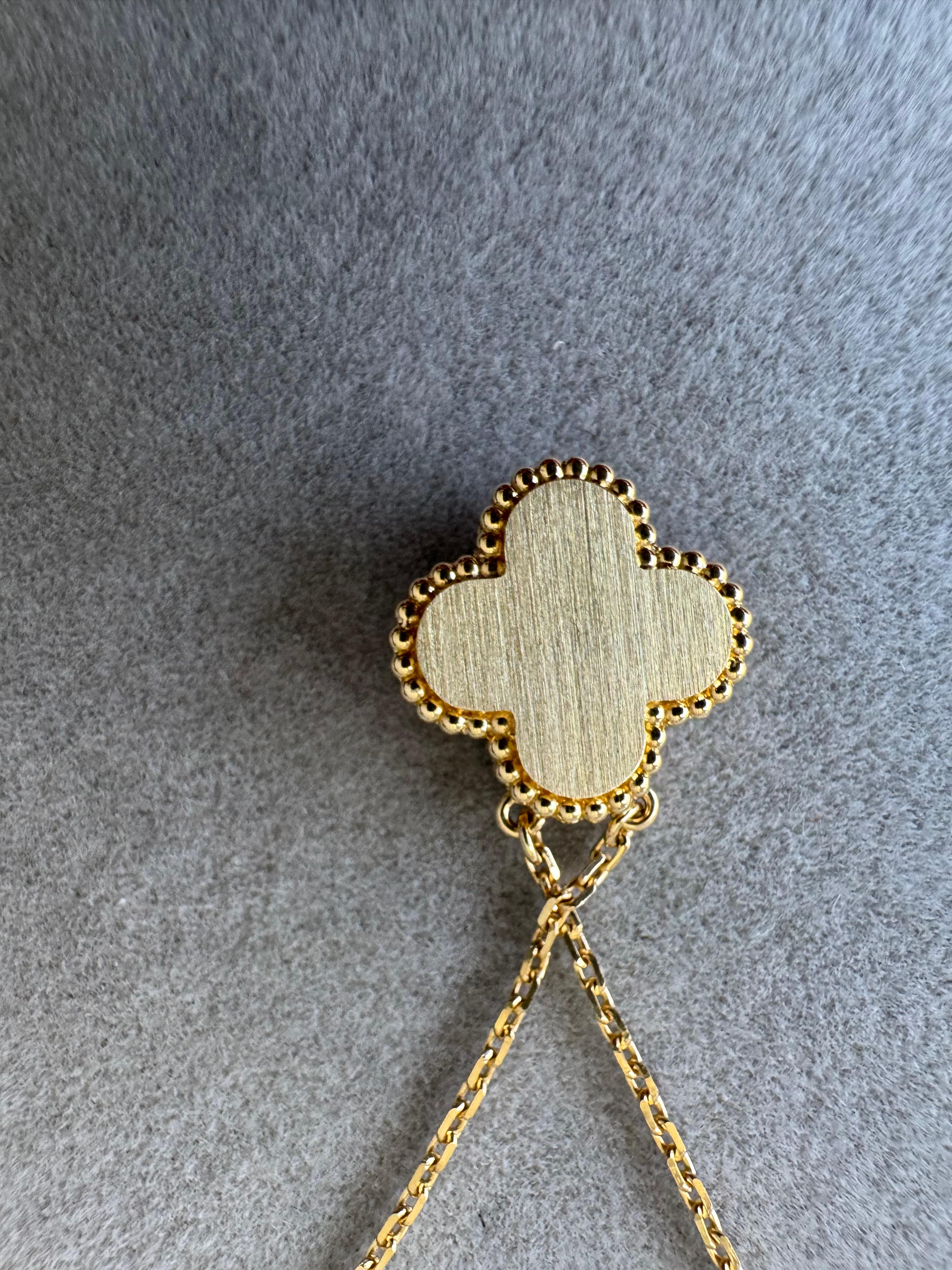  Van Cleef & Arpel Collier pendentif de vacances Alhambra en or et nacre avec diamants Unisexe 