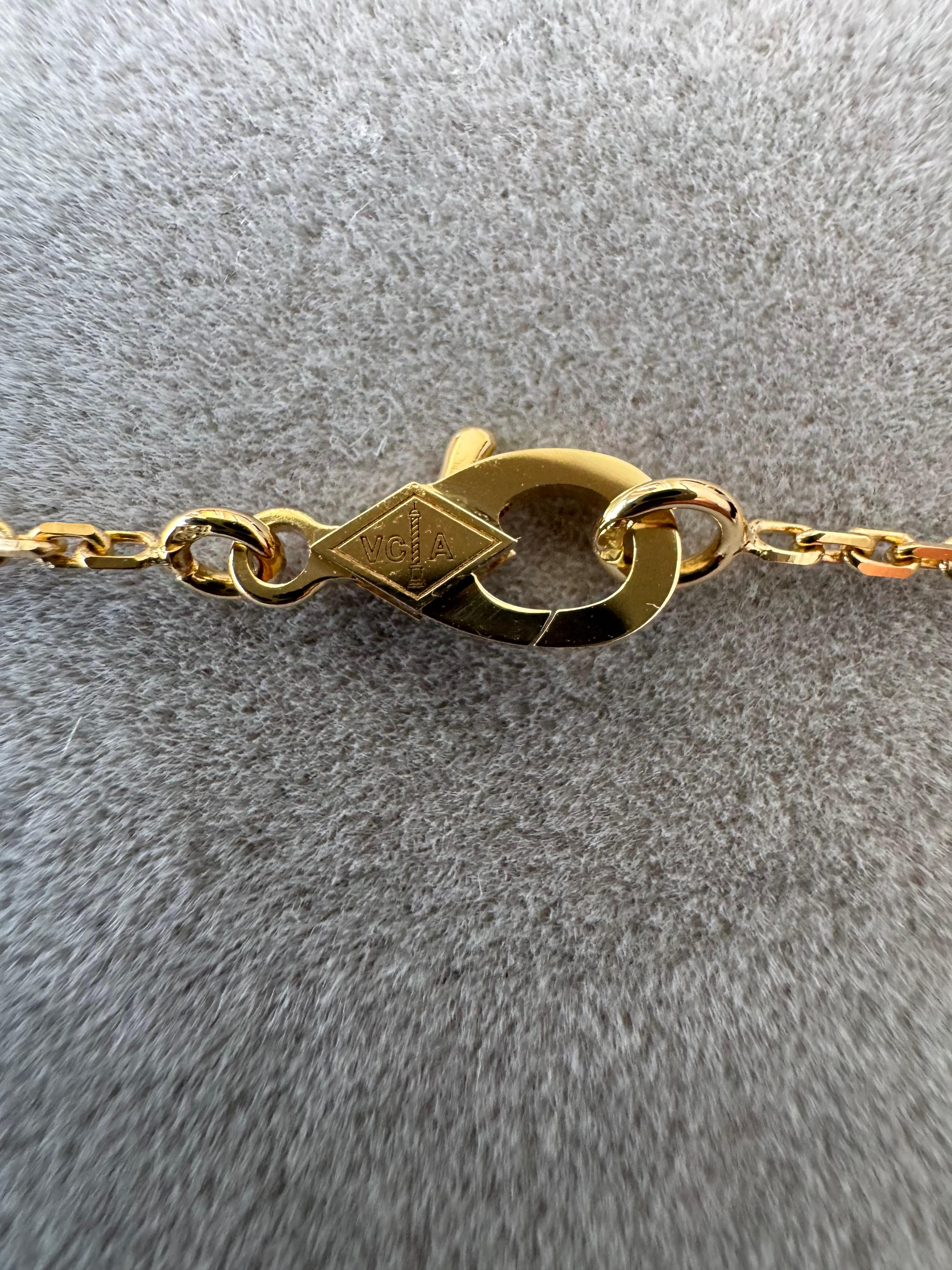 Van Cleef & Arpel Collier pendentif de vacances Alhambra en or et nacre avec diamants 2