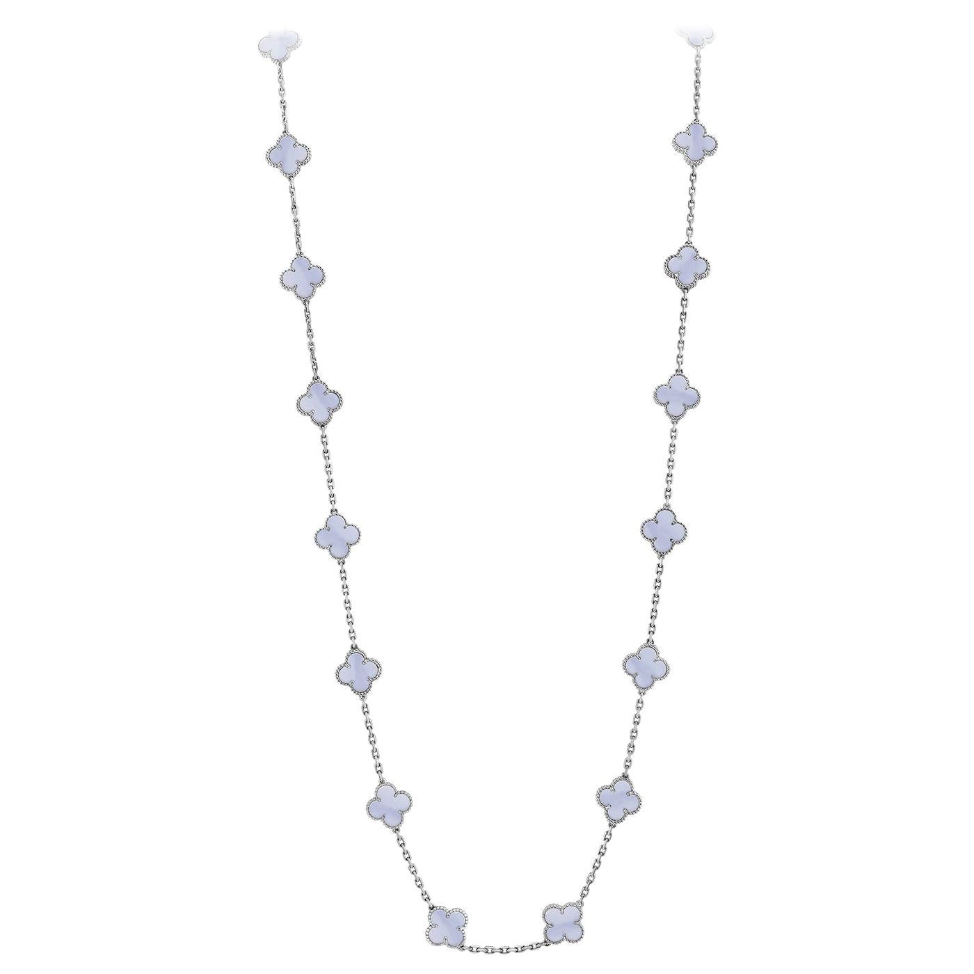 Van Cleef & Arpels  Sautoir Vintage Alhambra, 20 motifs, or blanc rhodié 18K, calcédoine. Vous êtes à la recherche de la personne idéale ? Nous proposons également le bracelet Van Cleef & Arpels 5 Motif en or blanc, qui complète magnifiquement ce
