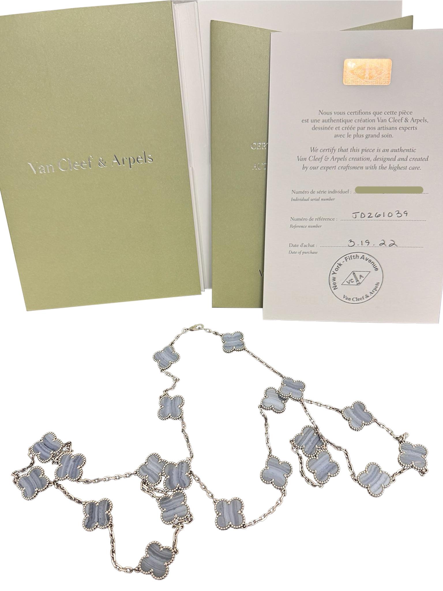 Perle Van Cleef & Arpels Vintage Alhambra Sautoir 20 Motifs Calcédoine Or 18k en vente
