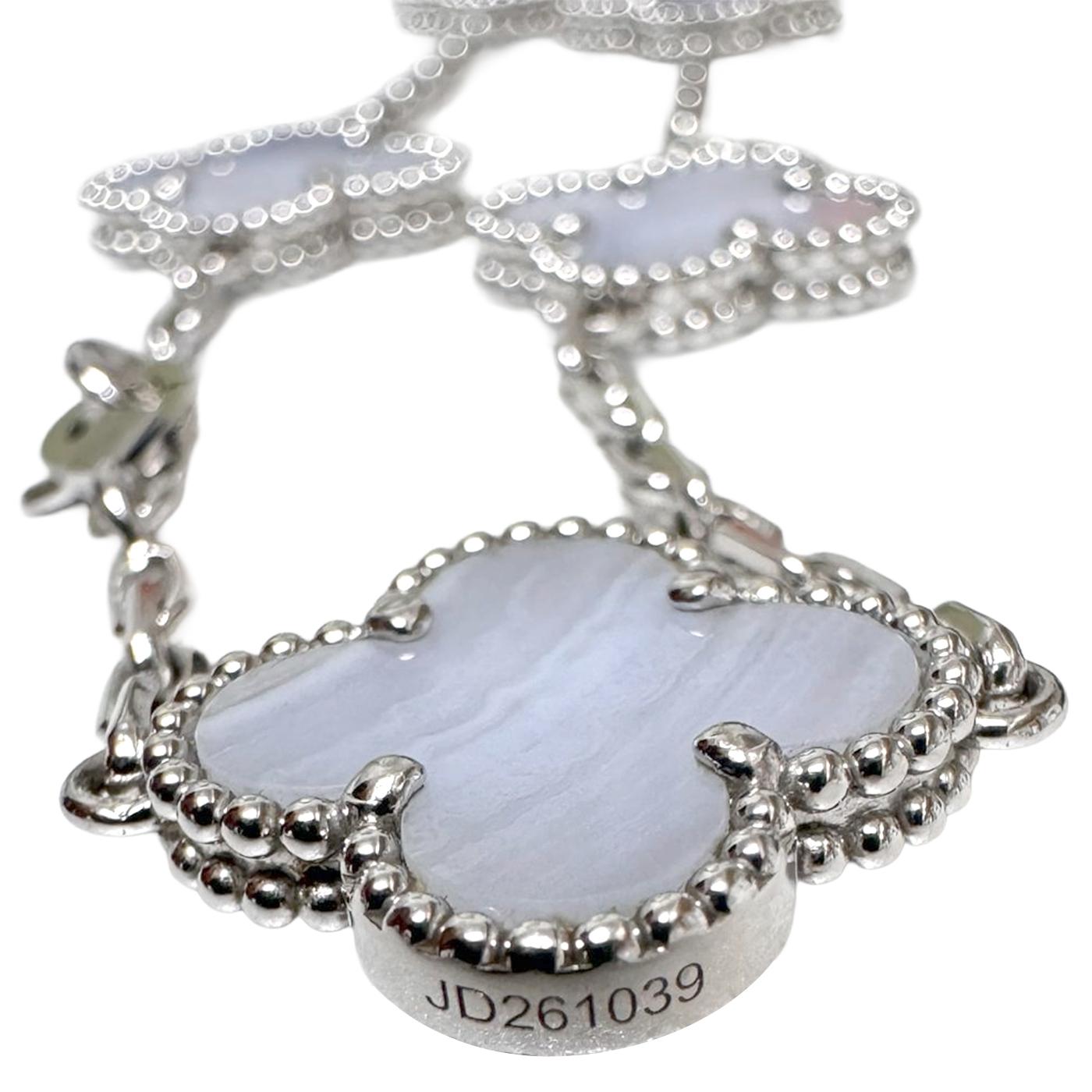 Van Cleef & Arpels Vintage Alhambra Sautoir 20 Motifs Calcédoine Or 18k Excellent état - En vente à Aventura, FL