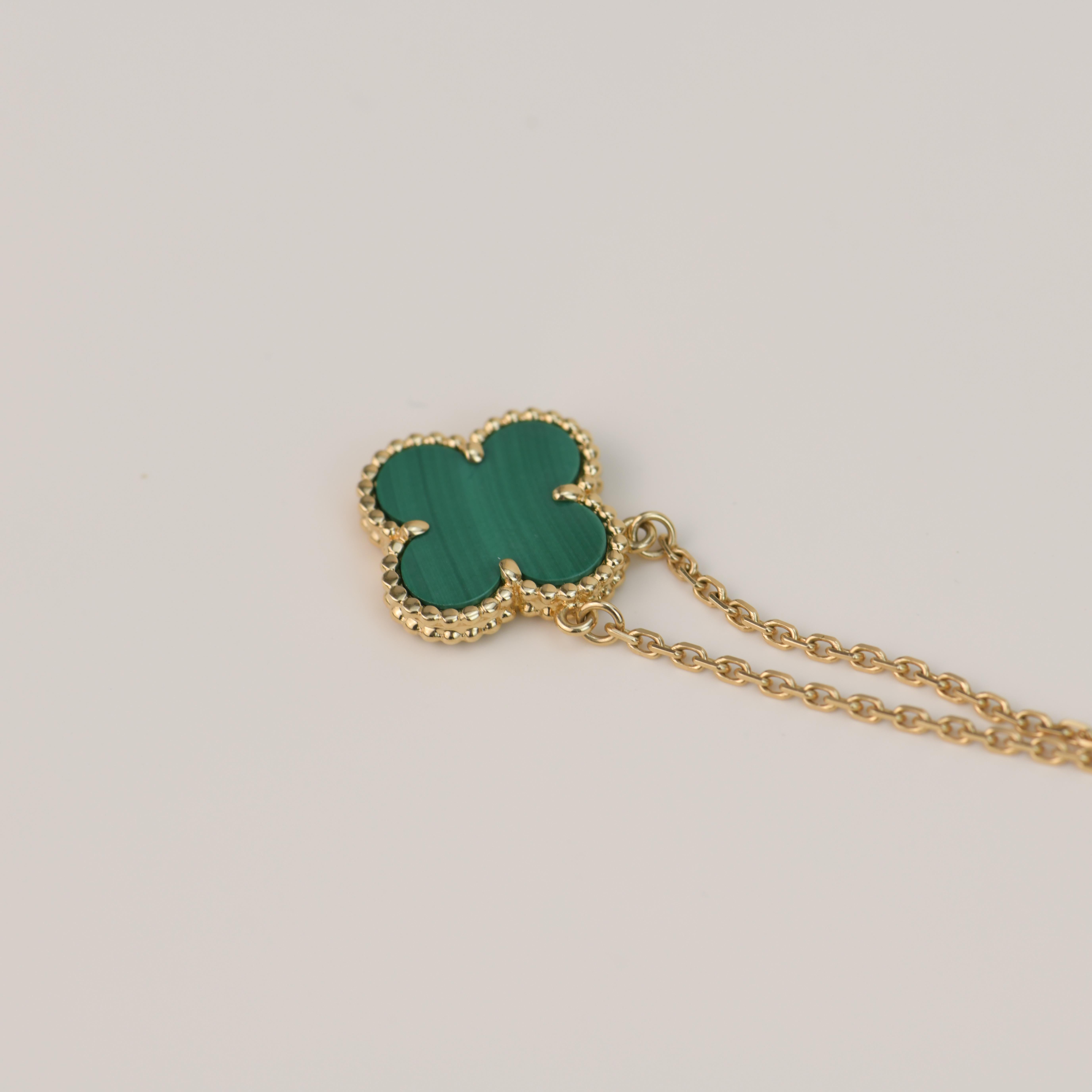 Round Cut Van Cleef & Arpels Vintage Alhambra Malachite 18 Karat Yellow Gold Pendant