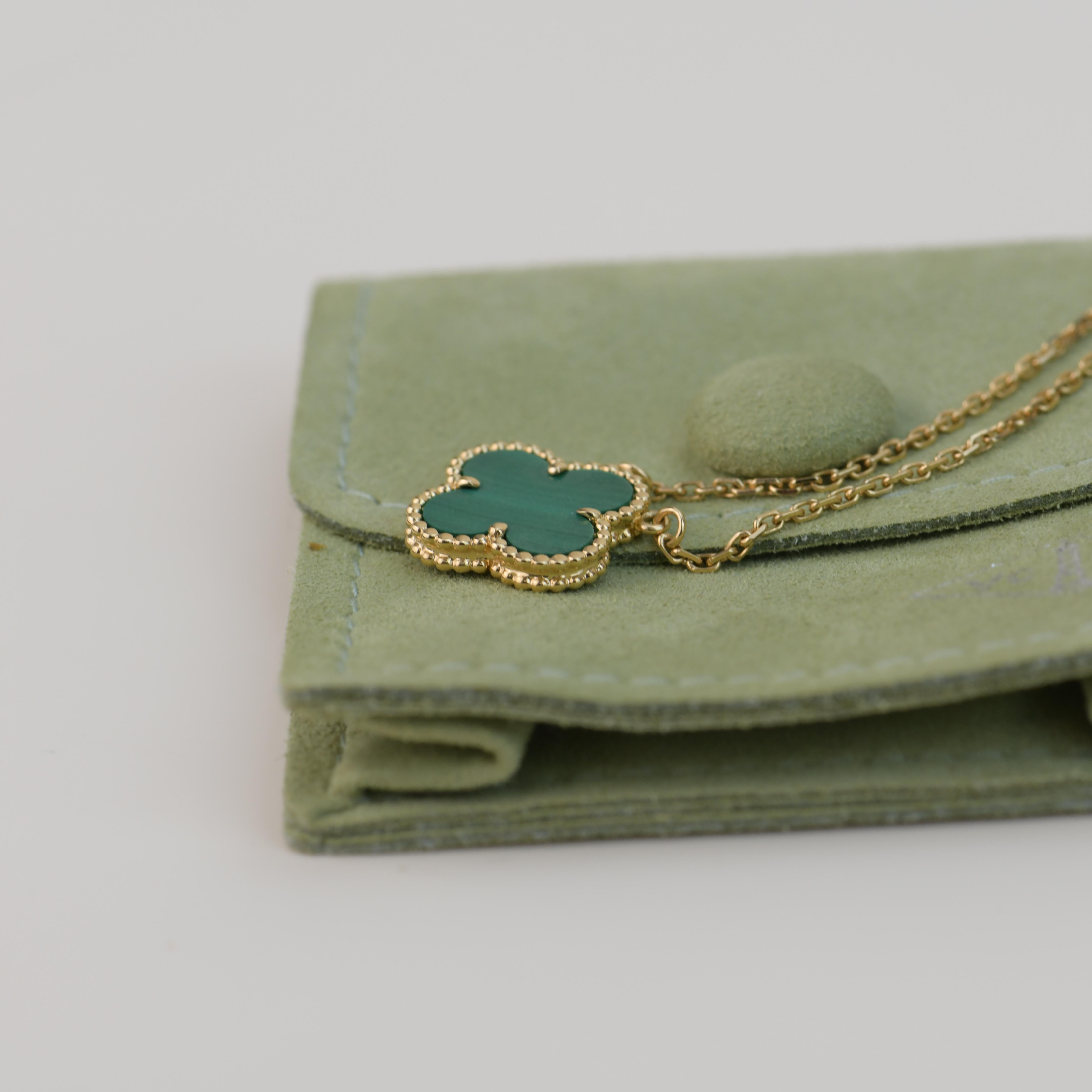 Van Cleef & Arpels Vintage Alhambra Malachite 18 Karat Yellow Gold Pendant In Excellent Condition In Banbury, GB