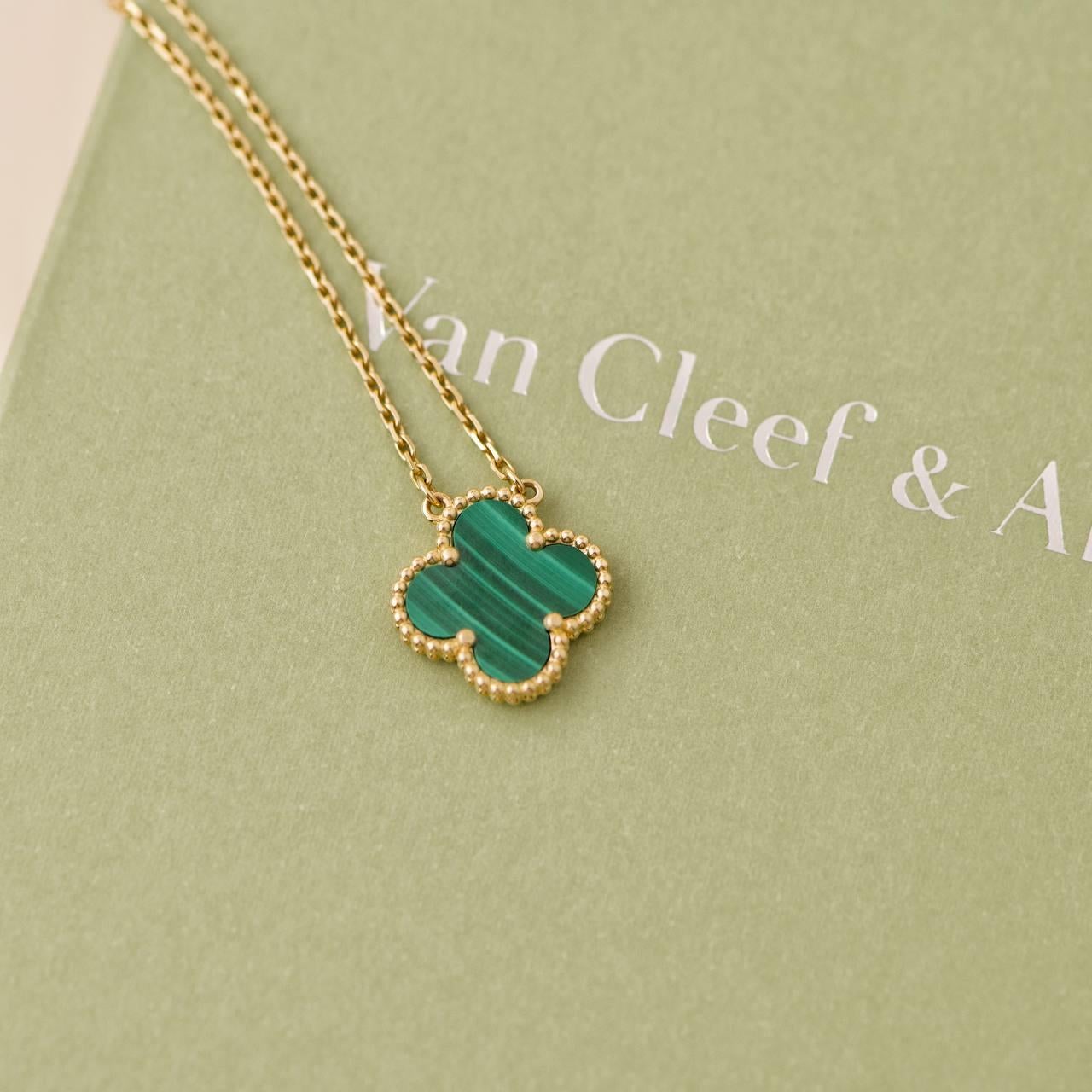 Collar Colgante Van Cleef & Arpels Vintage Alhambra Malaquita Oro Amarillo 18K en Excelente Estado en Banbury, GB
