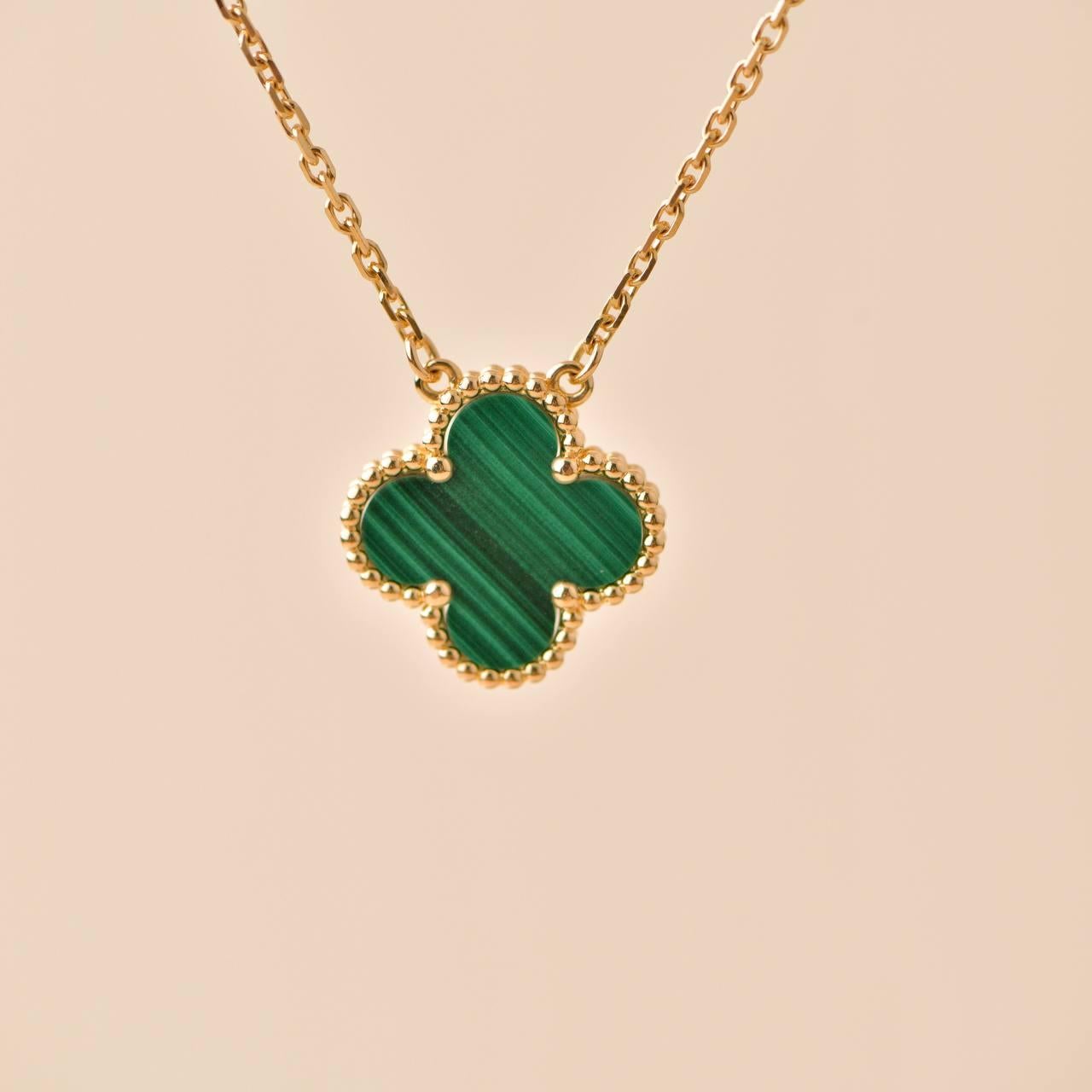 Van Cleef & Arpels Vintage Alhambra Malachite 18K Yellow Gold Pendant Necklace In Excellent Condition In Banbury, GB