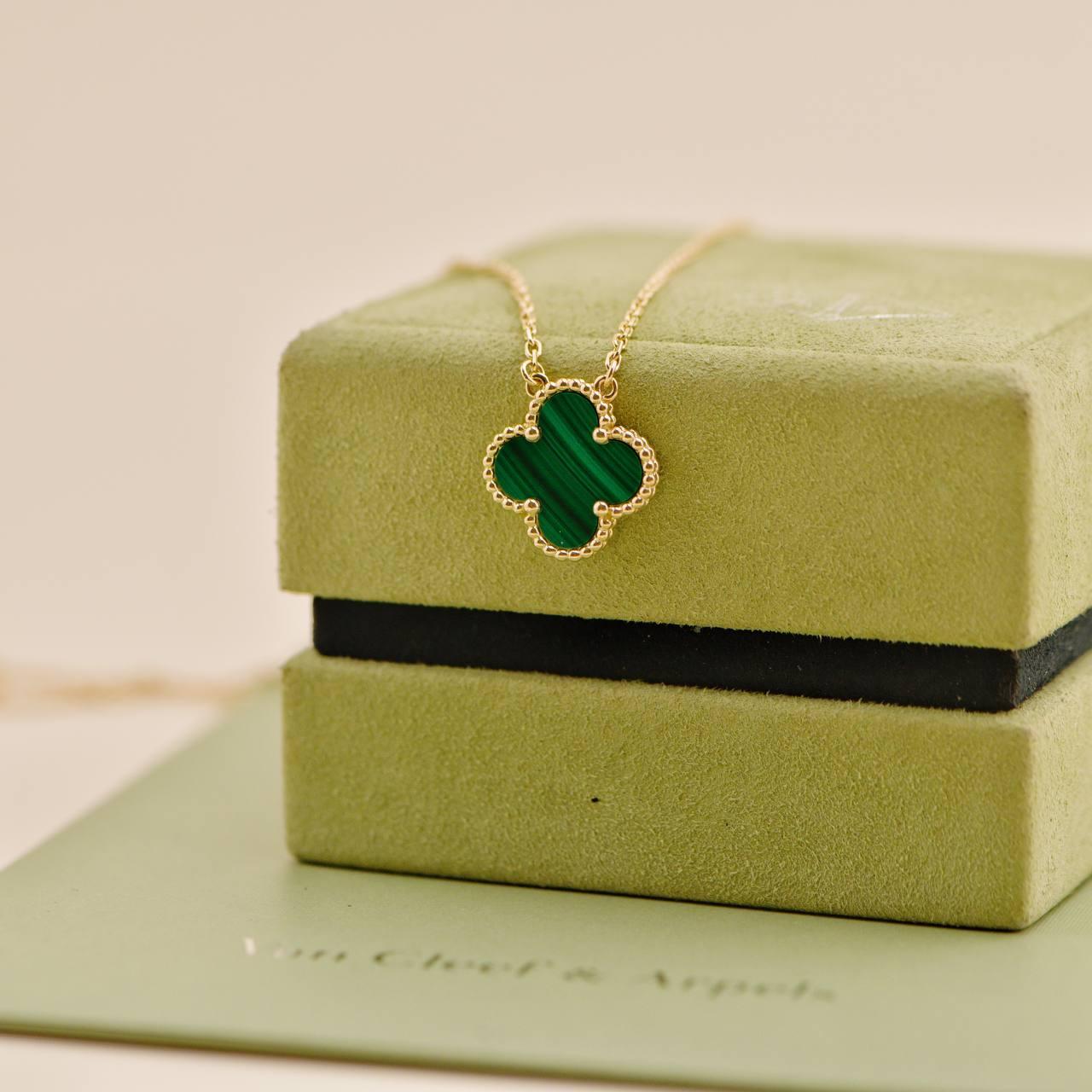 Van Cleef & Arpels Collana Vintage Alhambra Malachite in oro giallo 18 carati In condizioni ottime in vendita a Banbury, GB