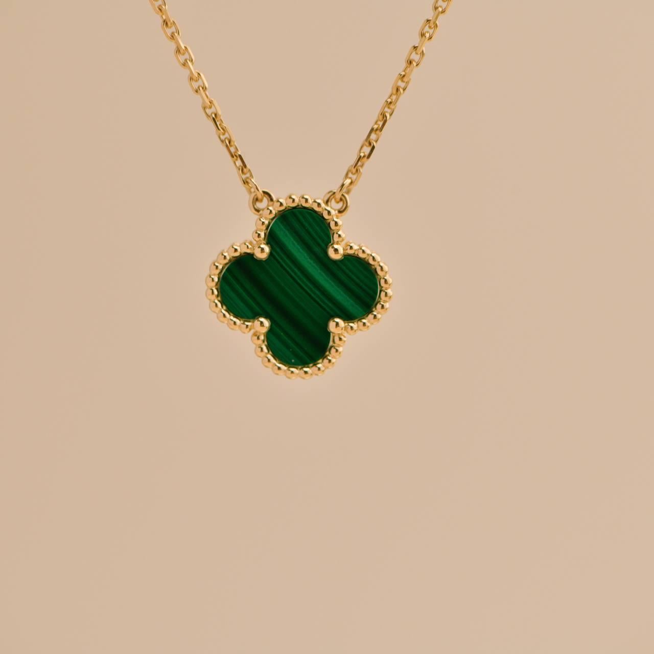 da uomo o donna Van Cleef & Arpels Collana Vintage Alhambra Malachite in oro giallo 18 carati in vendita