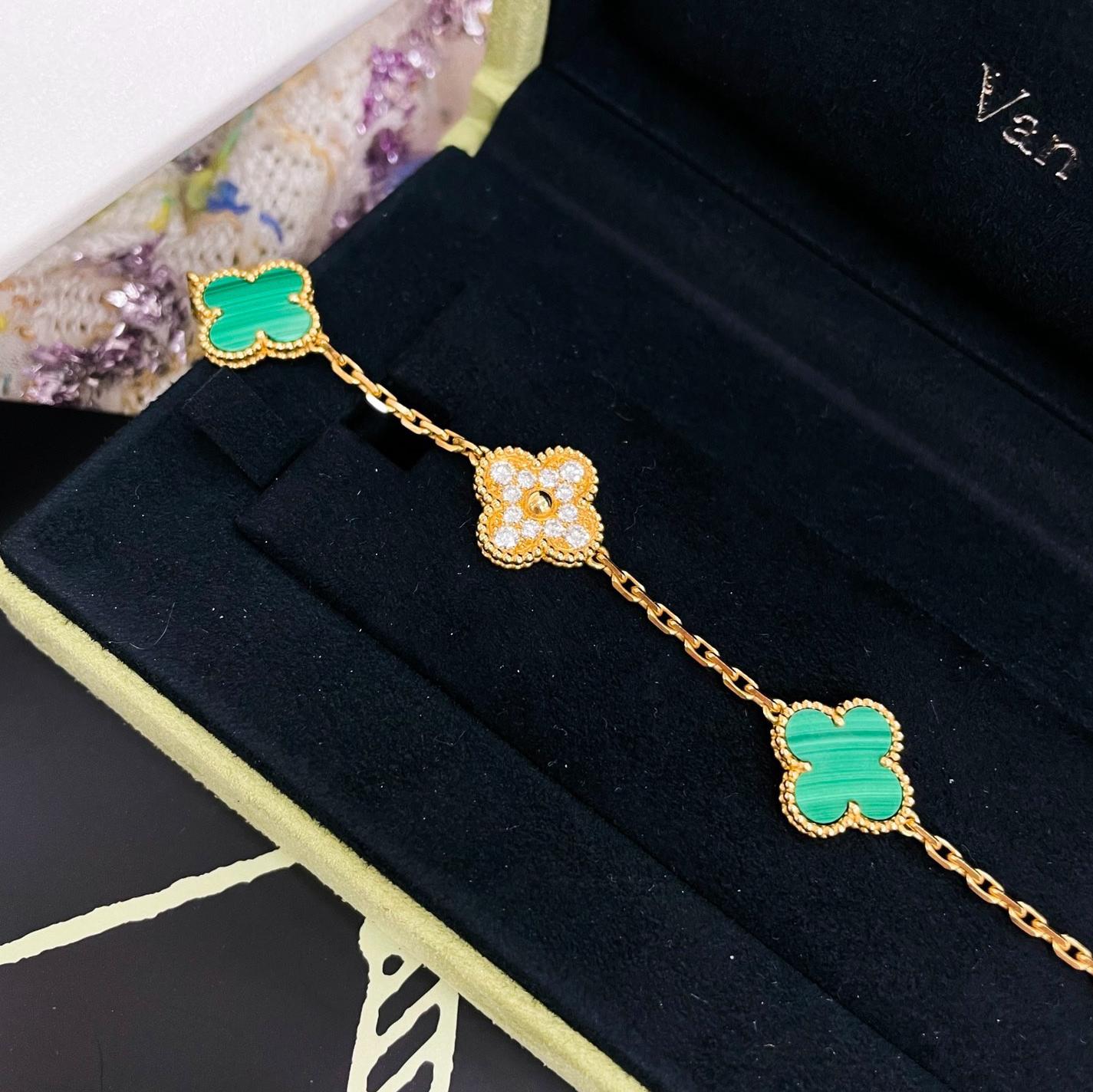 Van Cleef & Arpels Vintage Alhambra Malachite and Diamond Yellow Gold Bracelet In Excellent Condition In Banbury, GB