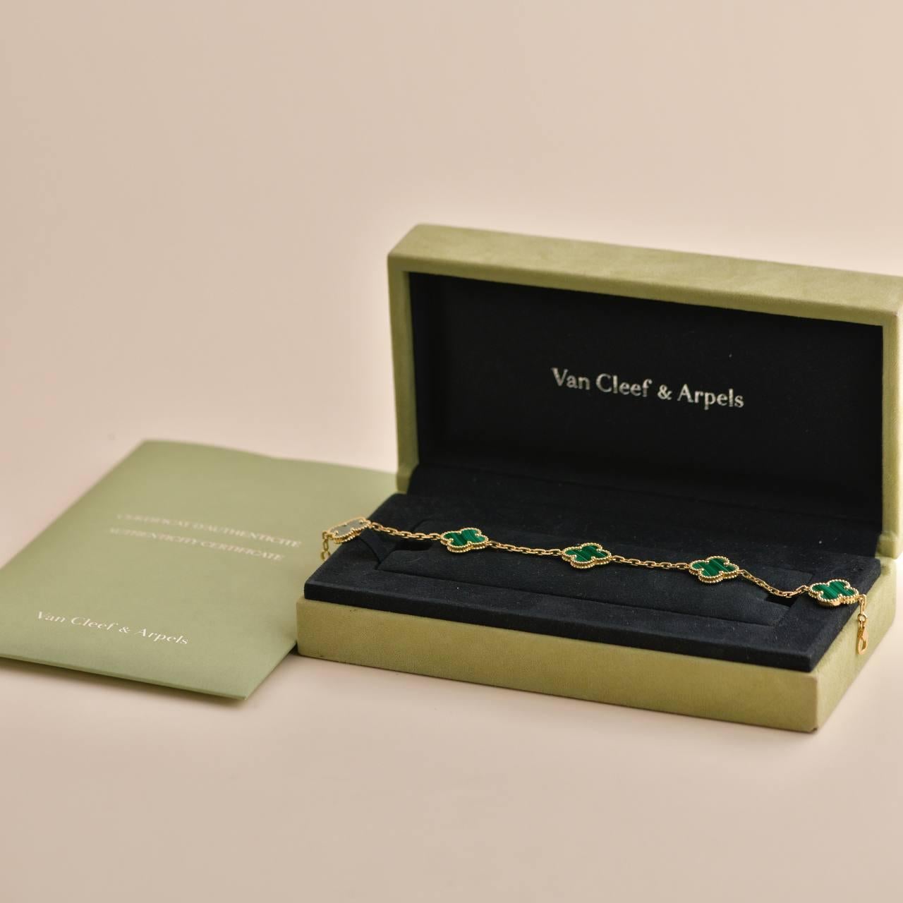 SKU	CT-2067
Comes With	Full Set (Box + Card)
Date	2020
RRP	£4,600 Inc taxes / $ 4,850 Excl taxes / 5250 € Inc taxes
Model	VCARL80900
Serial Number	JA******
Metal	18k Yellow Gold
Stones	Malachite
Weight	approx 12.3 g
Length	approx 19