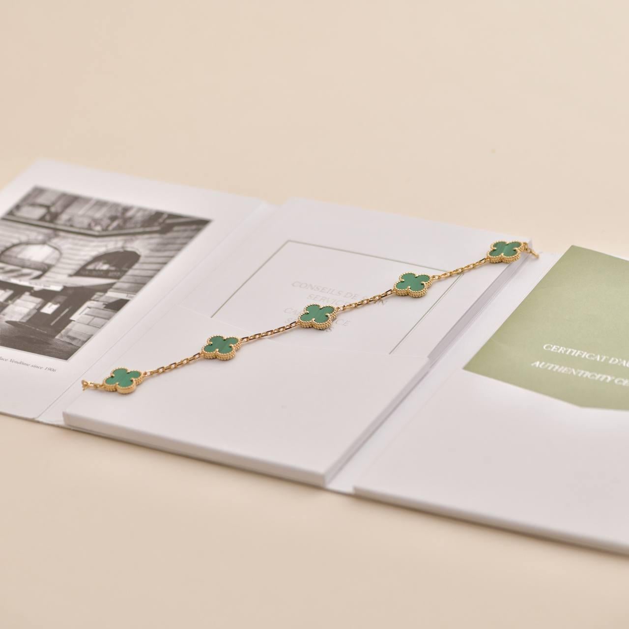 Van Cleef & Arpels Vintage Alhambra Malachit-Armband aus Gelbgold im Zustand „Hervorragend“ in Banbury, GB