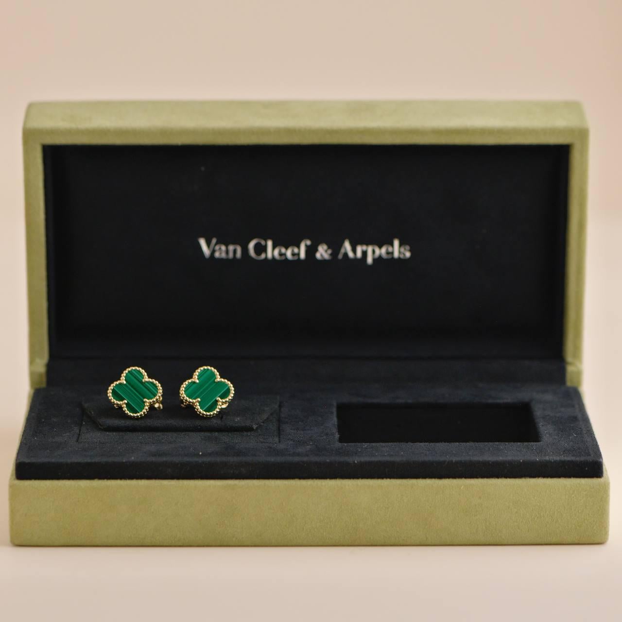 SKU	AT-2588
Comes With	Box Only
Date	2018
RRP	£4,350 Inc taxes / $ 4,600 / 4 950 € Inc taxes
Model	VCARO3QL00
Serial Number	JA******
Metal	18k Yellow Gold
Stones	Malachite
Weight	8.1 g
Width	15