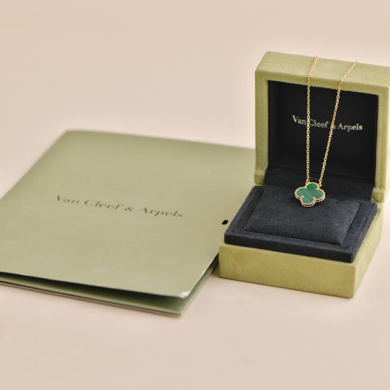 SKU	AT-2505
Comes With	Full Set (Box + Card)
Date	2017
RRP	£ 2,990 Inc. taxes/$3,200 Excl taxes/3,500 € Inc taxes
Model	VCARO9VA00
Serial Number	JE****
Metal	18k Yellow Gold
Stones	Malachite
Weight	approx 5.6 g
Length	approx 47