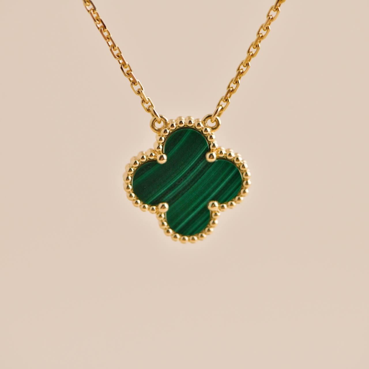 Van Cleef & Arpels Vintage Alhambra Malachite Yellow Gold Pendant Necklace In Excellent Condition In Banbury, GB
