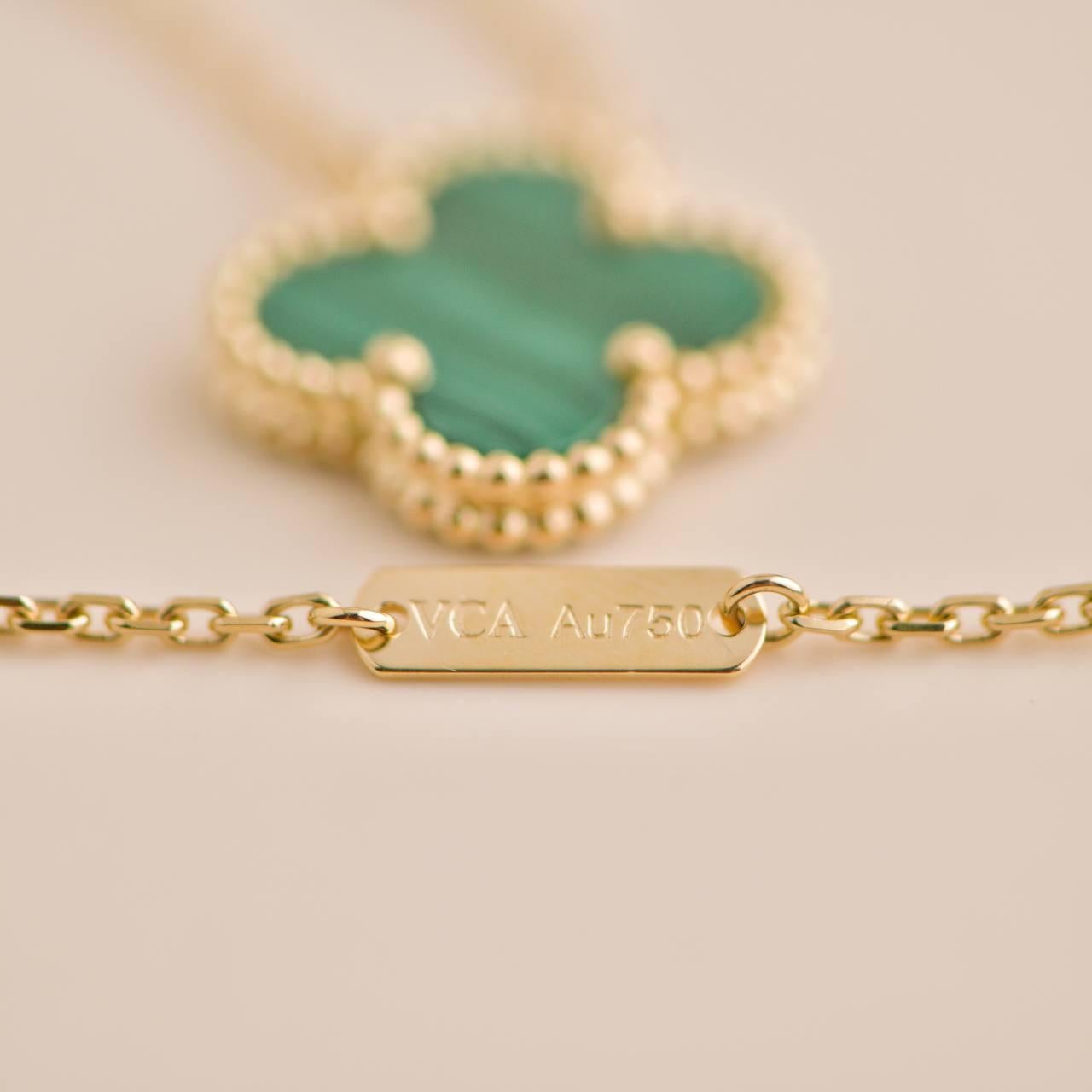 Women's or Men's Van Cleef & Arpels Vintage Alhambra Malachite Yellow Gold Pendant Necklace