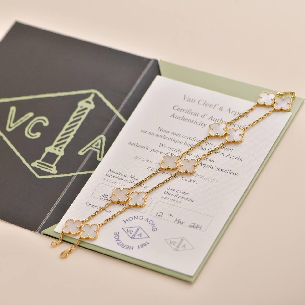 Van Cleef &Arpels Vintage Alhambra Perlmutt-Halskette mit 10 Motiven aus Gelbgold (Ungeschliffen)