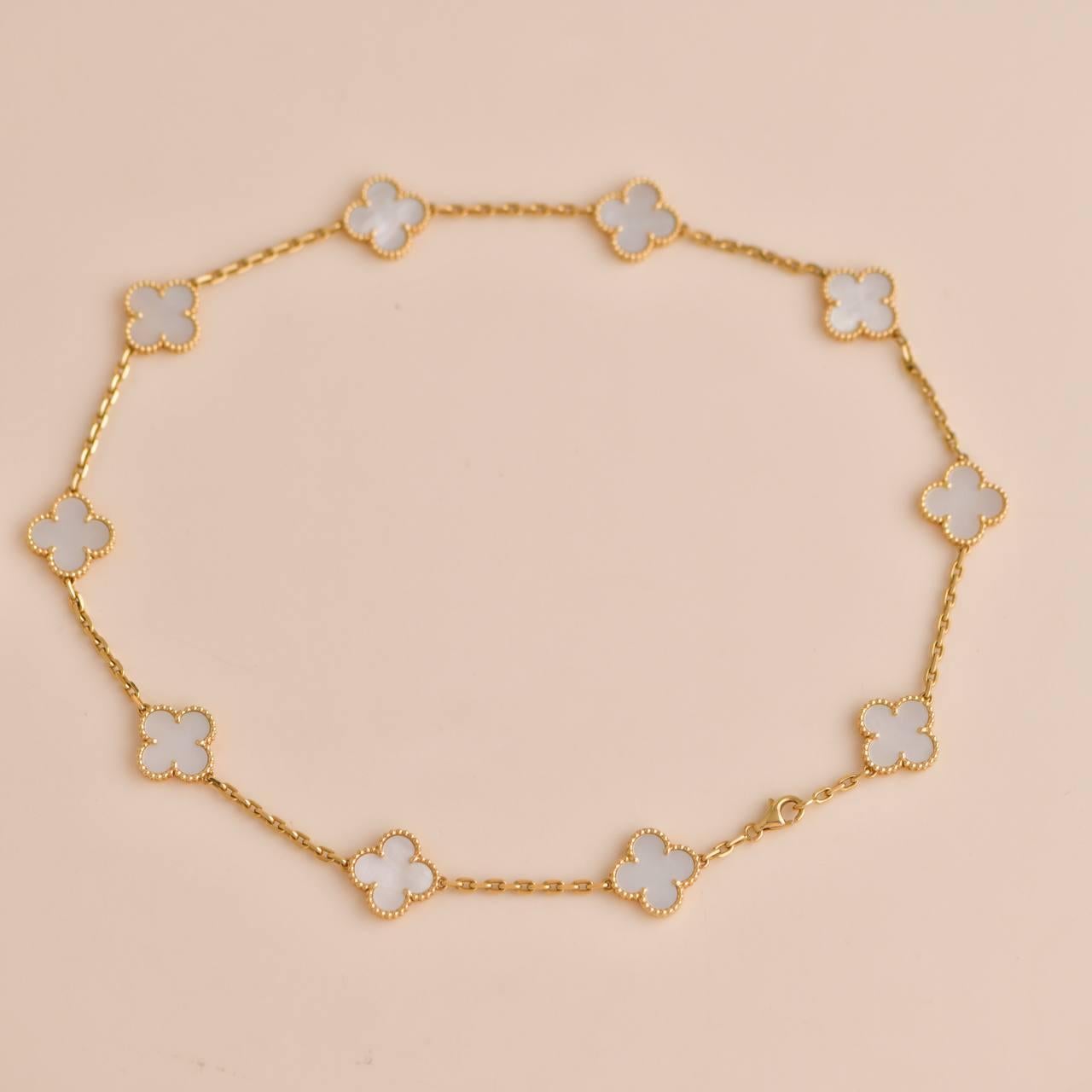 Van Cleef &Arpels Vintage Alhambra Mother of Pearl 10 Motif Yellow Gold Necklace In Excellent Condition For Sale In Banbury, GB