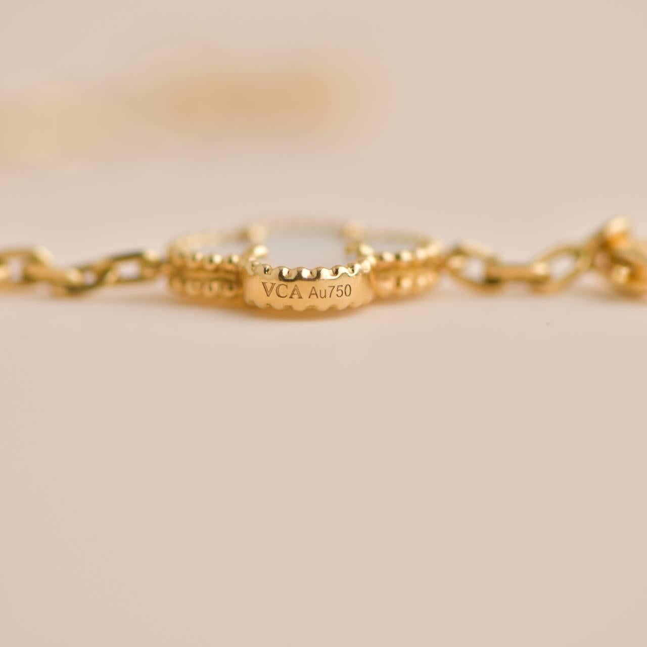 Van Cleef &Arpels Vintage Alhambra Perlmutt-Halskette mit 10 Motiven aus Gelbgold 1