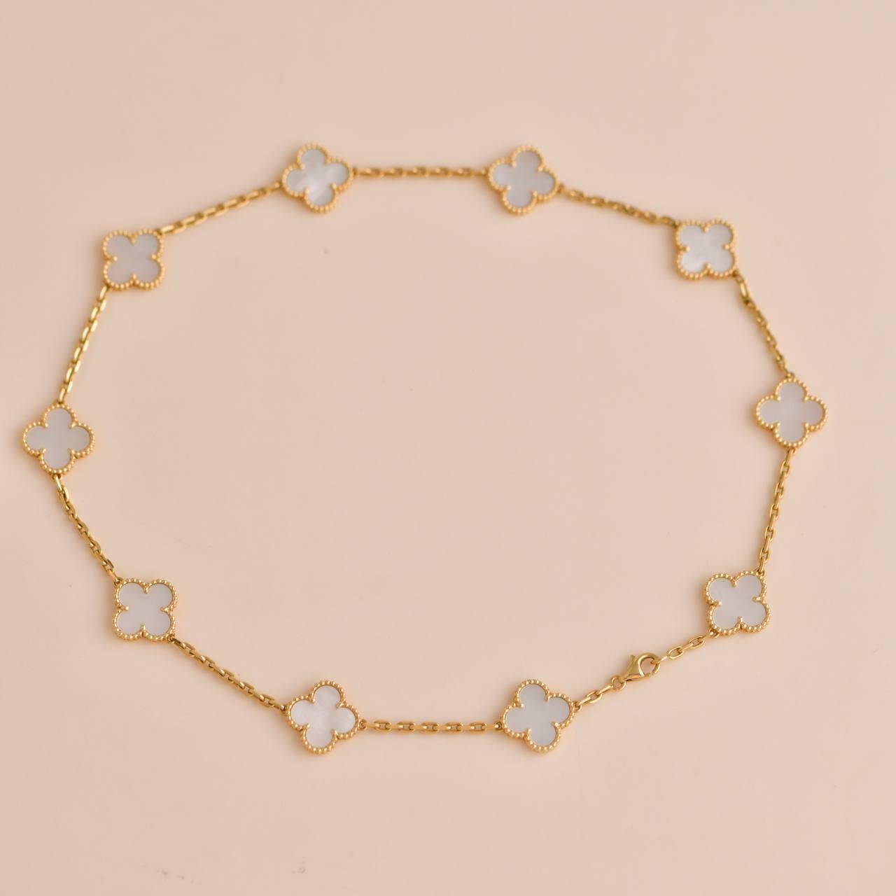 Van Cleef &Arpels Vintage Alhambra Mother of Pearl 10 Motif Yellow Gold Necklace In Excellent Condition In Banbury, GB