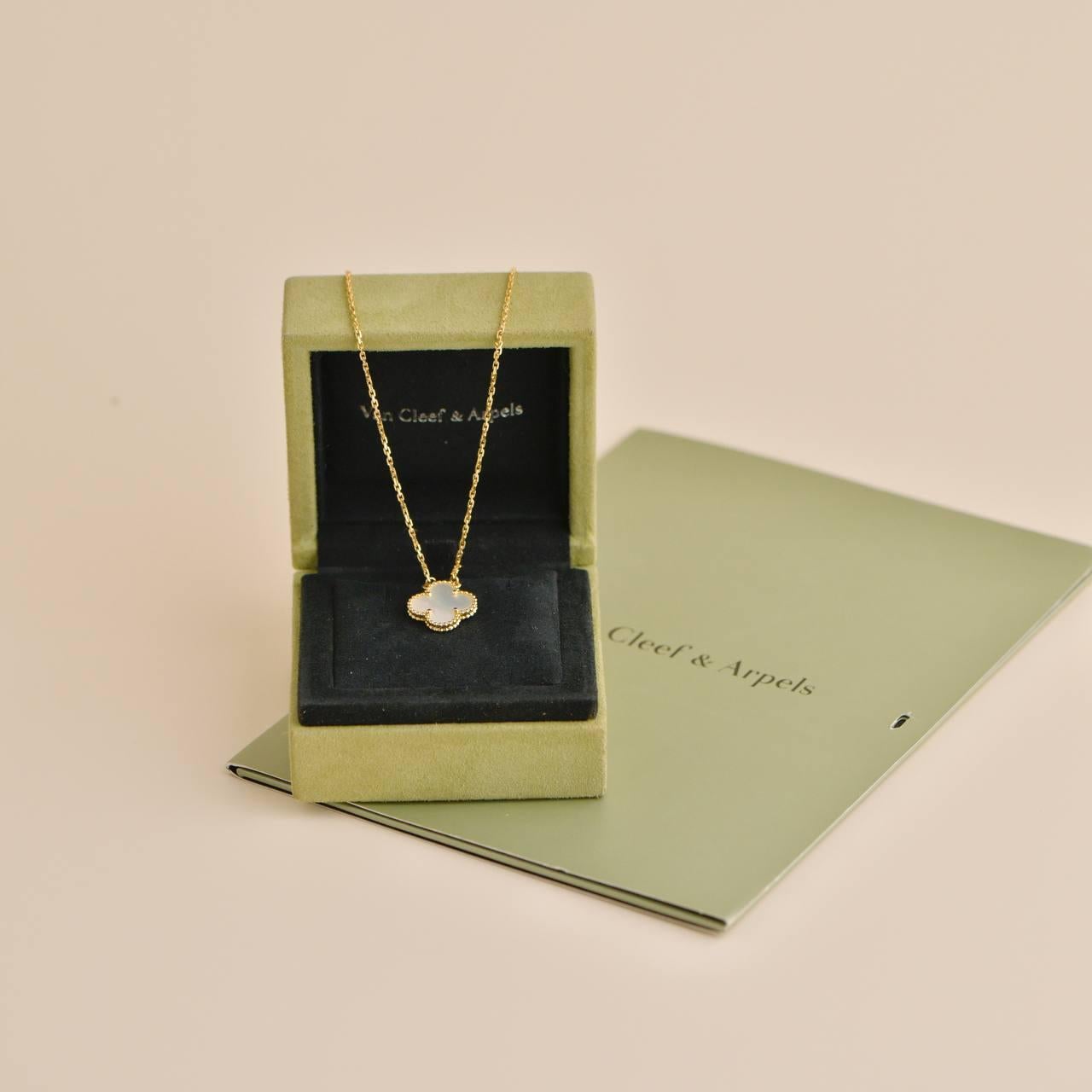 SKU	33301231
Comes With	Full Set (Box + Card)
Date	2014
RRP	£2,590 Incl. Taxes / €3,050 Incl. Taxes / $2,830 Excl. Taxes
Model	VCARA45900
Serial Number	JE******
Metal	18k Yellow Gold
Stones	Mother of Pearl
Weight	Approximately 5