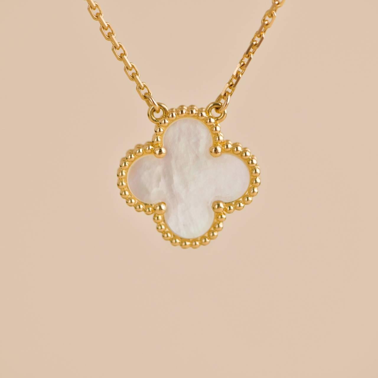 Van Cleef & Arpels Vintage Alhambra Mother of Pearl 18K Yellow Gold Necklace In Excellent Condition In Banbury, GB