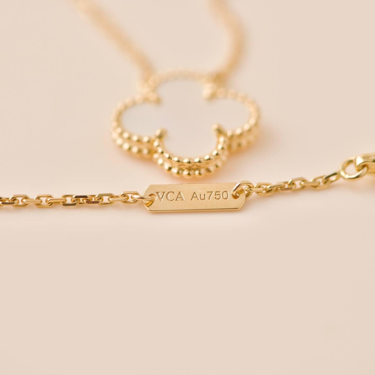 da uomo o donna Van Cleef & Arpels Ciondolo vintage Alhambra in oro giallo 18 carati e madreperla in vendita