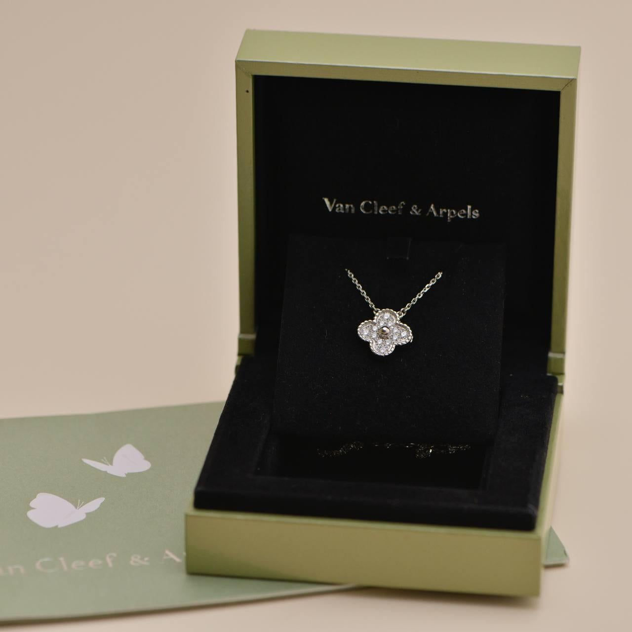 Van Cleef & Arpels Vintage Alhambra Mother of Pearl 18K Yellow Gold Necklace In Excellent Condition In Banbury, GB