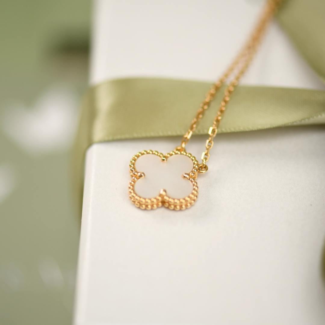 Women's or Men's Van Cleef & Arpels Vintage Alhambra Mother of Pearl 18K Yellow Gold Necklace