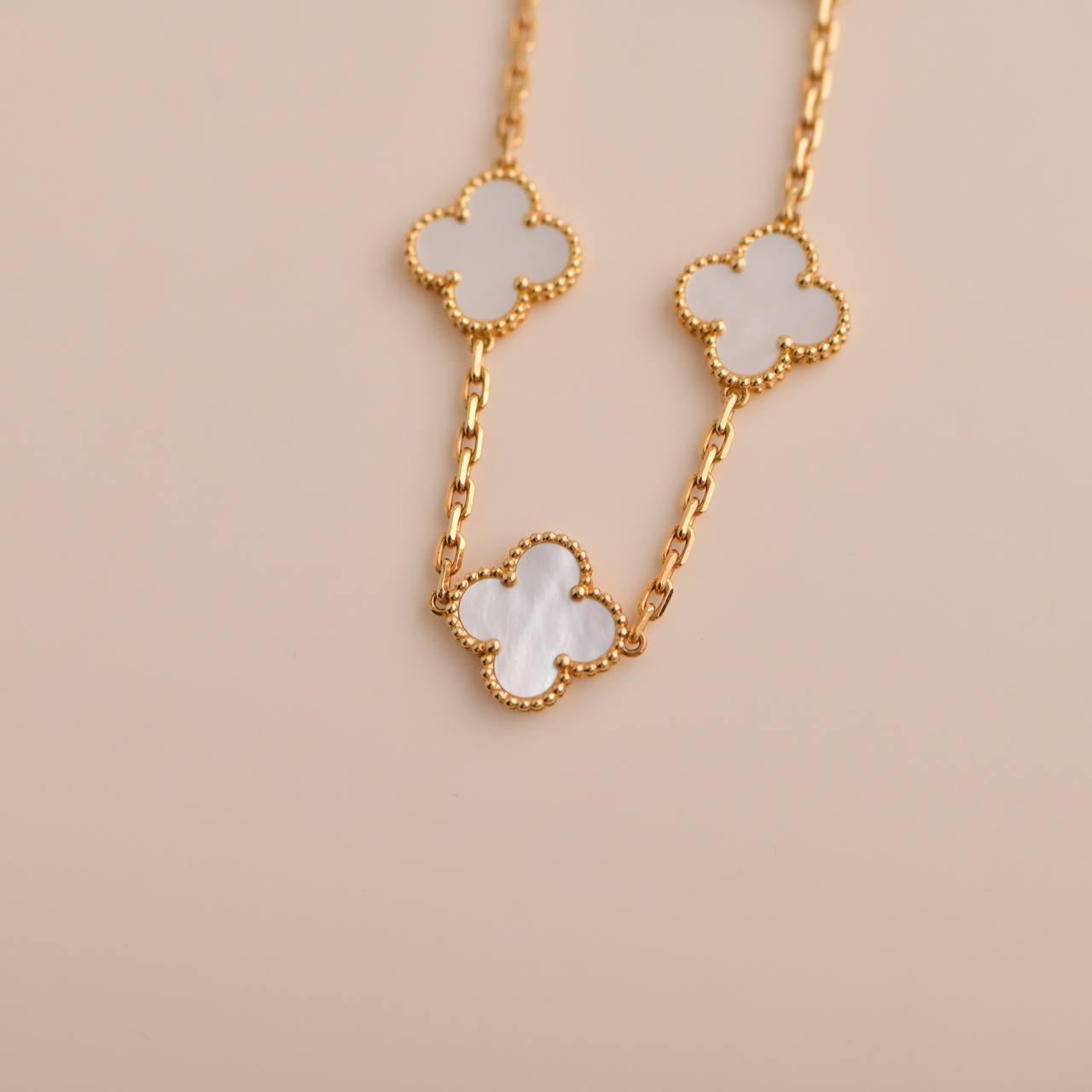 Van Cleef & Arpels Bracelet vintage Alhambra à 5 motifs en or jaune 2