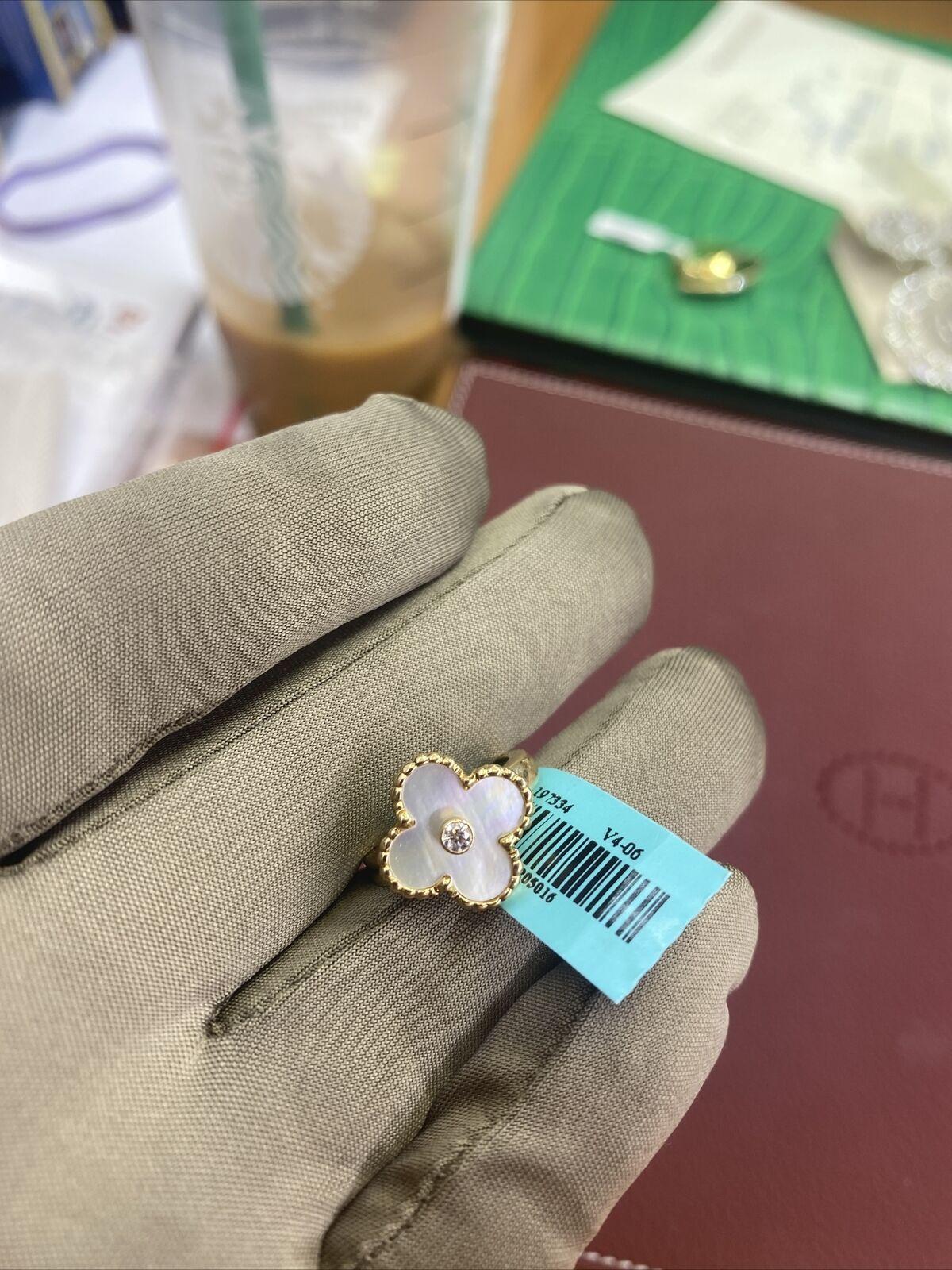 Van Cleef & Arpels, bague vintage Alhambra en or, nacre et diamants, taille 4 Unisexe en vente