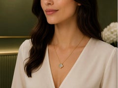 Collier avec pendentif « Vintage Alhambra » en nacre, Van Cleef & Arpels, or 18 carats