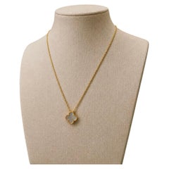 Collier avec pendentif « Vintage Alhambra » en nacre, Van Cleef & Arpels, or 18 carats