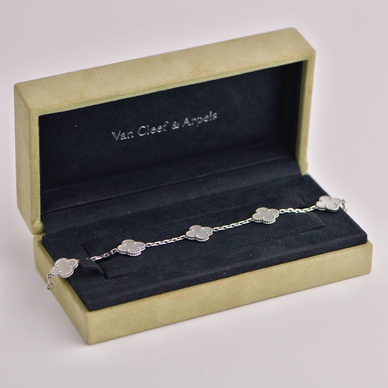 SKU	AT-1836
Comes With	Box Only
Date	Circa 2017
RRP	£4200 Inc taxes / $ 4,450 Excl taxes / 4800 € Incl taxes
Model	VCARF48400
Serial Number	JA******
Metal	18k White Gold
Stones	Mother of Pearl
Length	Approximately 19
