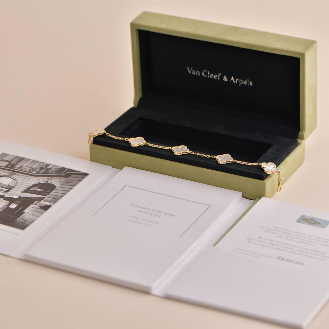 SKU:        AT-1851
Marke	Van Cleef & Arpels
Modell	VCARA41800
Datum	CIRCA 2020
Einzelhandelspreis	3.950 £ einschließlich Steuern / 4.450 $ ohne Steuern / 4800 € einschließlich Steuern
_____________________________________________
Laufende
