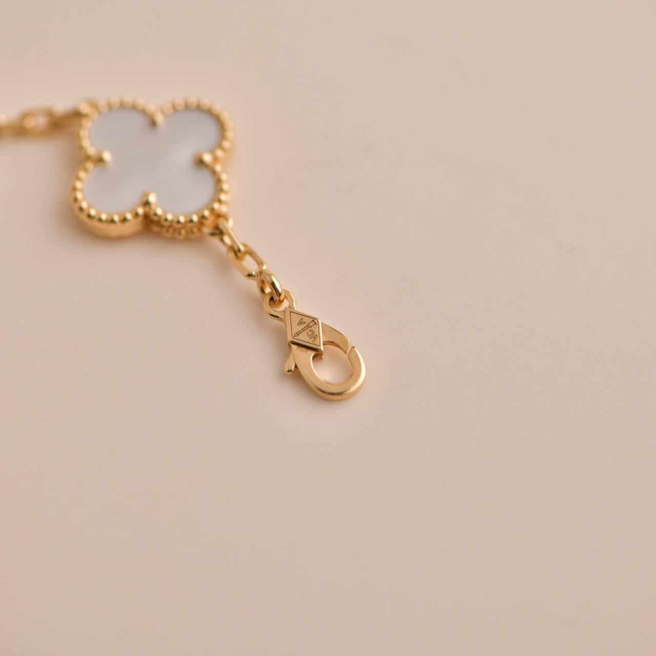 Van Cleef & Arpels Vintage Alhambra Perlmutt-Armband aus Gelbgold 2