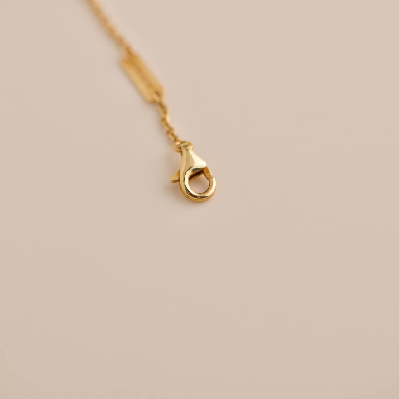 Van Cleef & Arpels, collier pendentif vintage Alhambra en or jaune et nacre Excellent état à Banbury, GB
