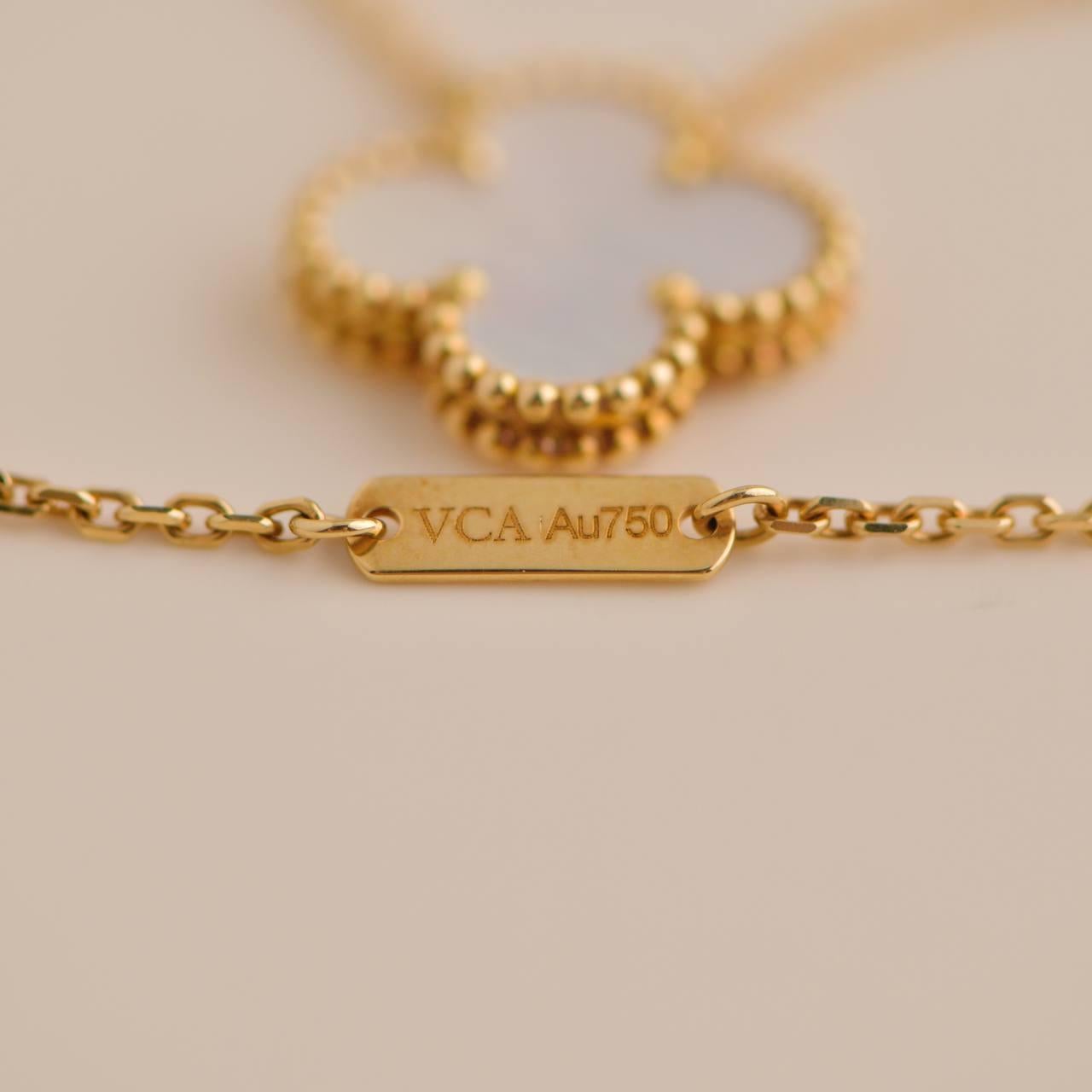 Van Cleef & Arpels, collier pendentif vintage Alhambra en or jaune et nacre 1