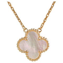 Van Cleef 
Arpels Vintage Alhambra Halskette mit Perlmutt-Anhänger aus Gelbgold