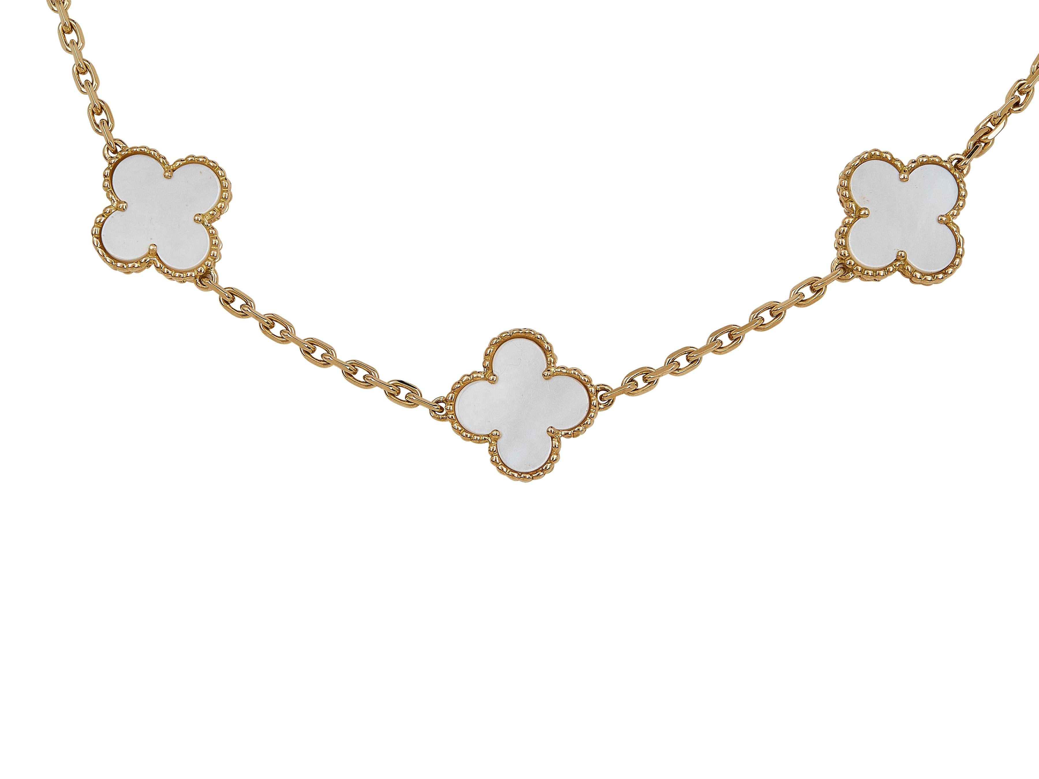 El collar: Un collar Van Cleef & Arpels Vintage Alhambra. Diseñado como diez motivos de nácar, engastados en cuentas de oro amarillo de dieciocho quilates y unidos por una delicada cadena. 

El collar está en buen estado. La marca ha realizado un